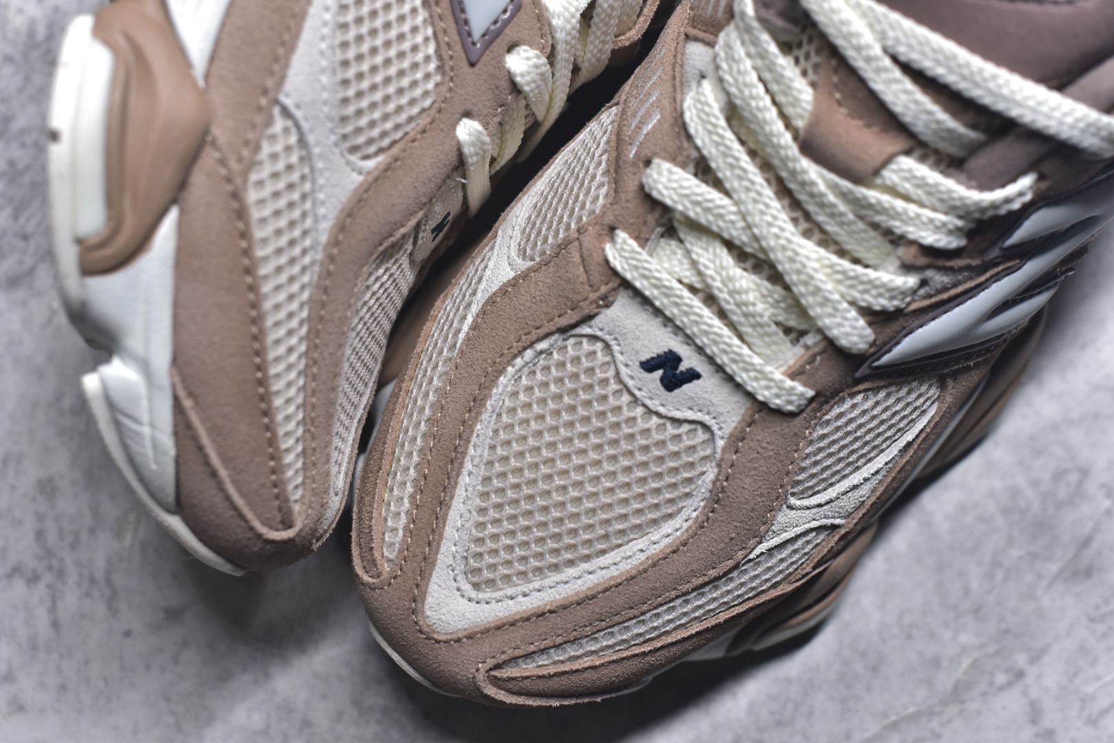 图片[8]-#New Balance NB9060 联名款 复古休闲运动慢跑鞋 U9060ETN 全套原楦原纸板原厂数据开发 进口三明治网面 原装进口翻毛皮料正确绒感卡色 正确中底拉帮中底网布细节 原厂标裁 带紫光防伪 定制后跟透明水晶模块 冲裁组合 大底贴合程度胶水上色把控完美 整洁度挑战全网艺术家 多道序QC把关品质完善 匠心打造 耗时两个月开发完成 工艺极其复杂难度可想而知 新开独立私模大底 全网唯一正确六层组合大底 高端零售专供产物 尺码：36 37 37.5 38 38.5 39 40 40.5 41 42 42.5 43 44 45 46.5-选品中心