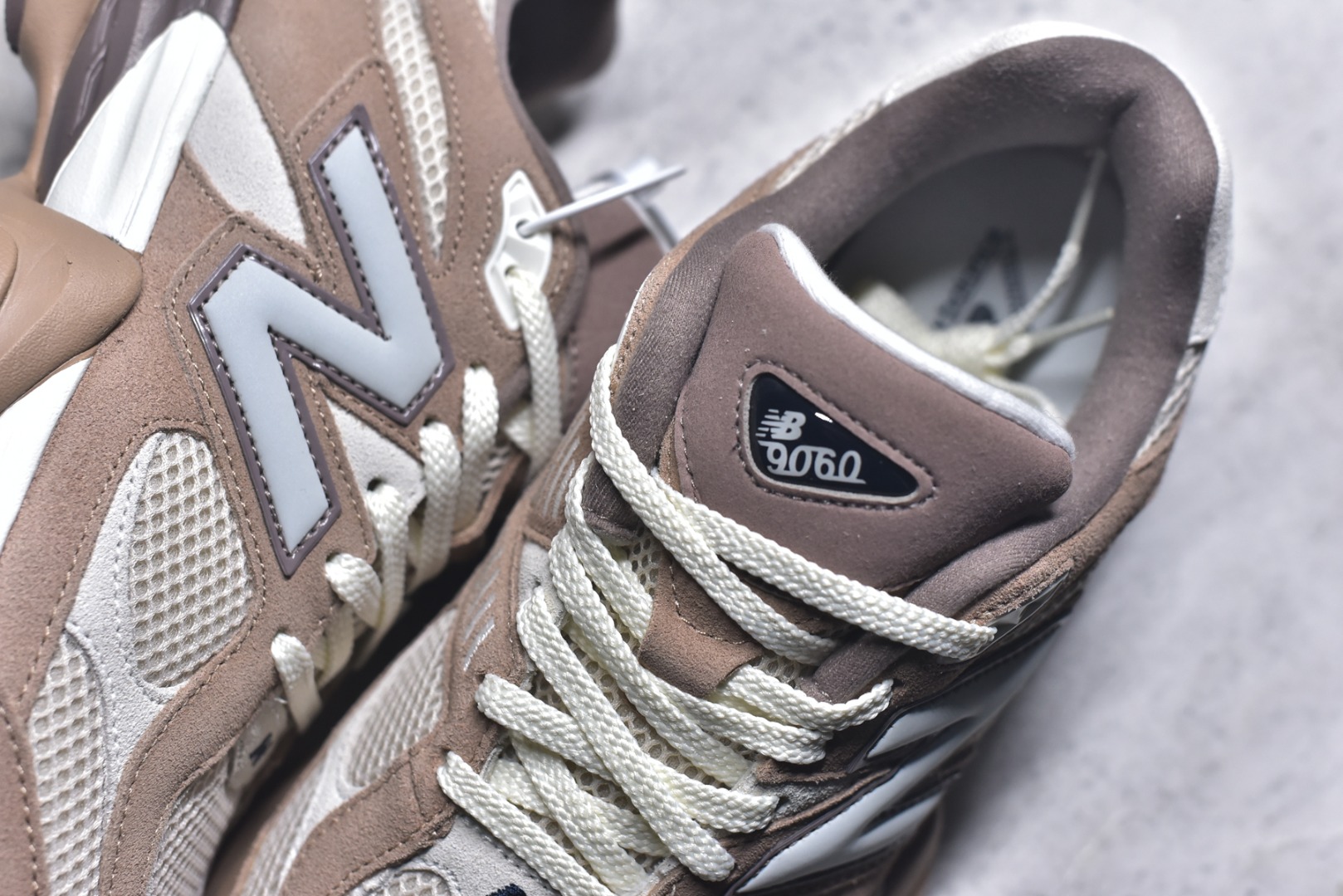 图片[9]-#New Balance NB9060 联名款 复古休闲运动慢跑鞋 U9060ETN 全套原楦原纸板原厂数据开发 进口三明治网面 原装进口翻毛皮料正确绒感卡色 正确中底拉帮中底网布细节 原厂标裁 带紫光防伪 定制后跟透明水晶模块 冲裁组合 大底贴合程度胶水上色把控完美 整洁度挑战全网艺术家 多道序QC把关品质完善 匠心打造 耗时两个月开发完成 工艺极其复杂难度可想而知 新开独立私模大底 全网唯一正确六层组合大底 高端零售专供产物 尺码：36 37 37.5 38 38.5 39 40 40.5 41 42 42.5 43 44 45 46.5-选品中心
