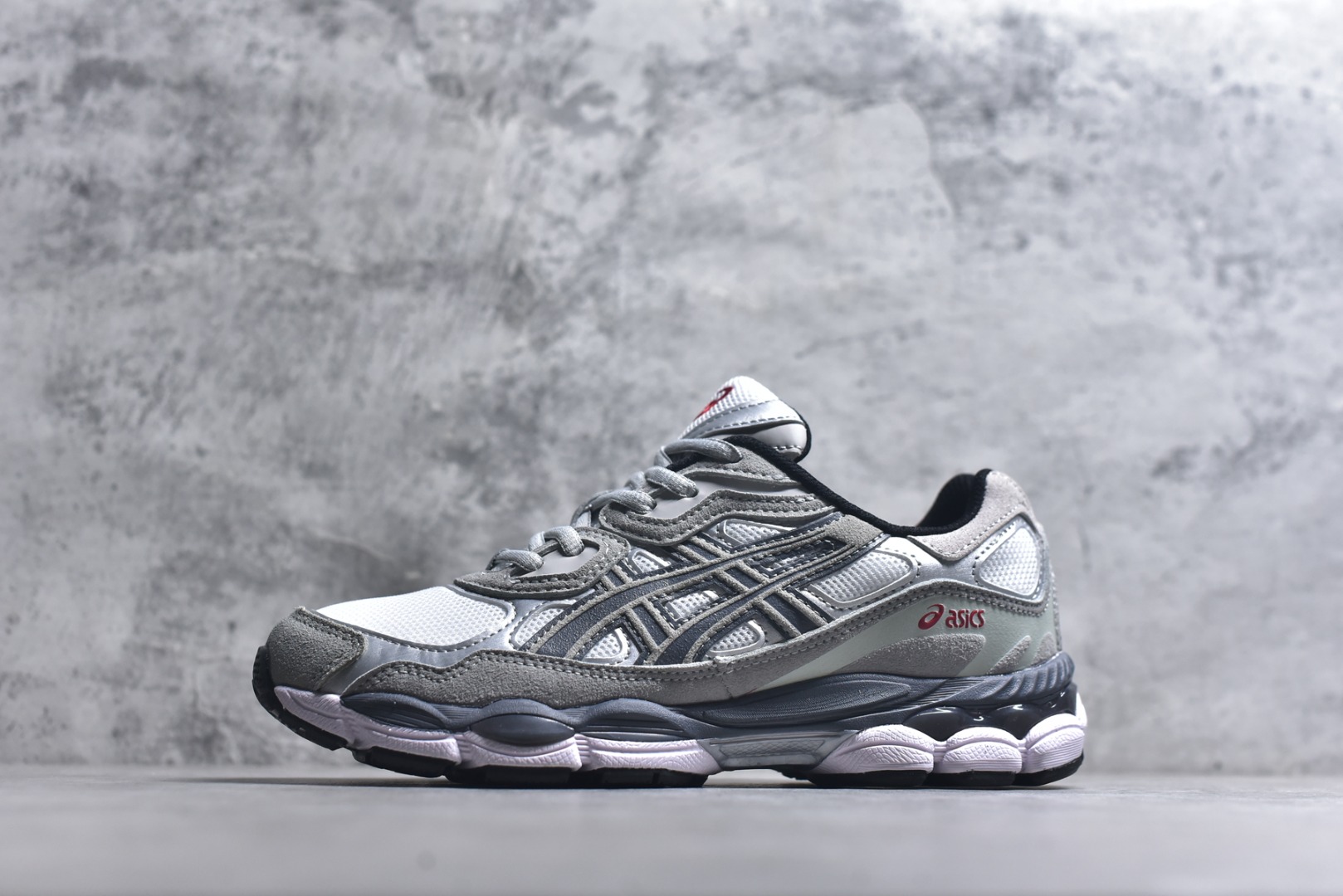 #Asics GEL-NYC 亚瑟士防滑耐磨透气低帮运动休闲鞋 GEL-NYC™ 运动鞋的灵感源自传统和现代高性能跑步风格 其鞋面结构参考了 2000 年代初的 GEL-NIMBUS™ 3 鞋 并将其与 MC-PLUS V 设计中的各种装饰融为一体 该工装通过使用 GEL-CUMULUS® 16 鞋的工装系统来对比鞋面的复古风格 通过轻质泡沫和 GEL® 技术嵌入物的结合 这种中底结构有助于创造先进的脚底舒适度 尺码：36-47-选品中心