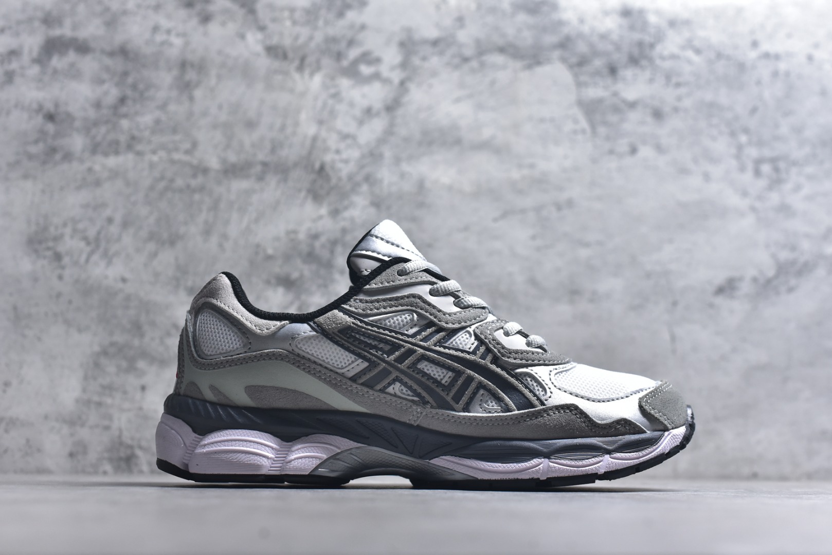 图片[3]-#Asics GEL-NYC 亚瑟士防滑耐磨透气低帮运动休闲鞋 GEL-NYC™ 运动鞋的灵感源自传统和现代高性能跑步风格 其鞋面结构参考了 2000 年代初的 GEL-NIMBUS™ 3 鞋 并将其与 MC-PLUS V 设计中的各种装饰融为一体 该工装通过使用 GEL-CUMULUS® 16 鞋的工装系统来对比鞋面的复古风格 通过轻质泡沫和 GEL® 技术嵌入物的结合 这种中底结构有助于创造先进的脚底舒适度 尺码：36-47-选品中心