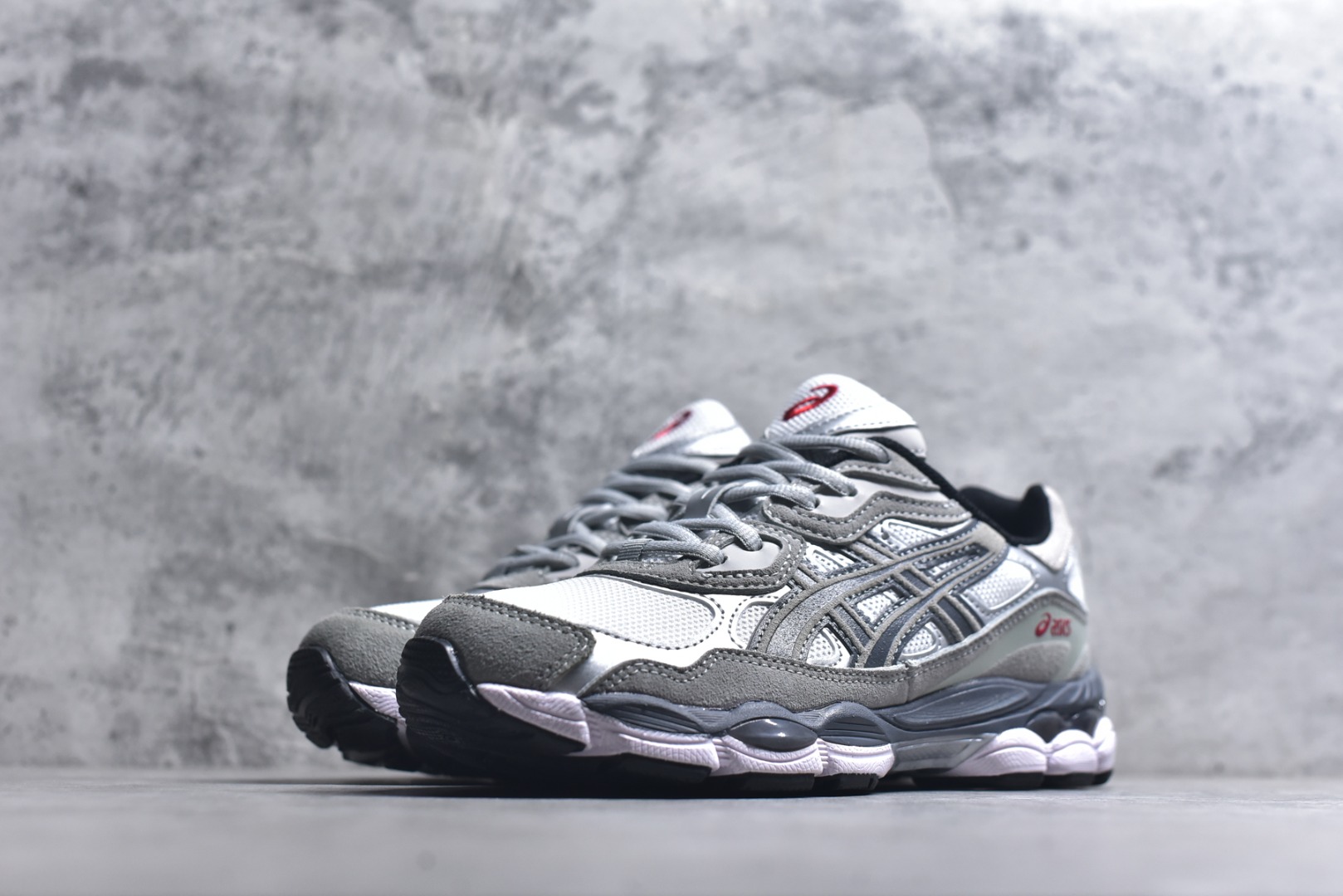 图片[2]-#Asics GEL-NYC 亚瑟士防滑耐磨透气低帮运动休闲鞋 GEL-NYC™ 运动鞋的灵感源自传统和现代高性能跑步风格 其鞋面结构参考了 2000 年代初的 GEL-NIMBUS™ 3 鞋 并将其与 MC-PLUS V 设计中的各种装饰融为一体 该工装通过使用 GEL-CUMULUS® 16 鞋的工装系统来对比鞋面的复古风格 通过轻质泡沫和 GEL® 技术嵌入物的结合 这种中底结构有助于创造先进的脚底舒适度 尺码：36-47-选品中心