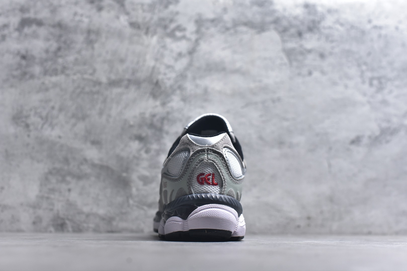 图片[5]-#Asics GEL-NYC 亚瑟士防滑耐磨透气低帮运动休闲鞋 GEL-NYC™ 运动鞋的灵感源自传统和现代高性能跑步风格 其鞋面结构参考了 2000 年代初的 GEL-NIMBUS™ 3 鞋 并将其与 MC-PLUS V 设计中的各种装饰融为一体 该工装通过使用 GEL-CUMULUS® 16 鞋的工装系统来对比鞋面的复古风格 通过轻质泡沫和 GEL® 技术嵌入物的结合 这种中底结构有助于创造先进的脚底舒适度 尺码：36-47-选品中心