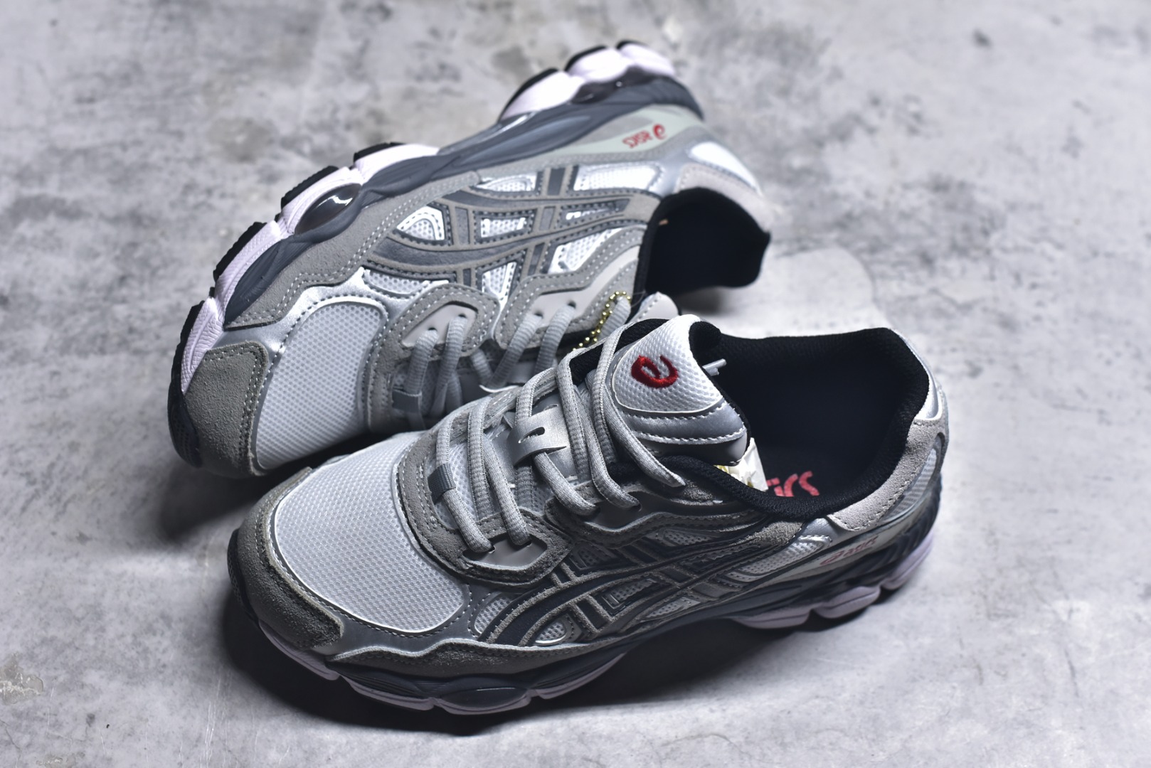 图片[7]-#Asics GEL-NYC 亚瑟士防滑耐磨透气低帮运动休闲鞋 GEL-NYC™ 运动鞋的灵感源自传统和现代高性能跑步风格 其鞋面结构参考了 2000 年代初的 GEL-NIMBUS™ 3 鞋 并将其与 MC-PLUS V 设计中的各种装饰融为一体 该工装通过使用 GEL-CUMULUS® 16 鞋的工装系统来对比鞋面的复古风格 通过轻质泡沫和 GEL® 技术嵌入物的结合 这种中底结构有助于创造先进的脚底舒适度 尺码：36-47-选品中心