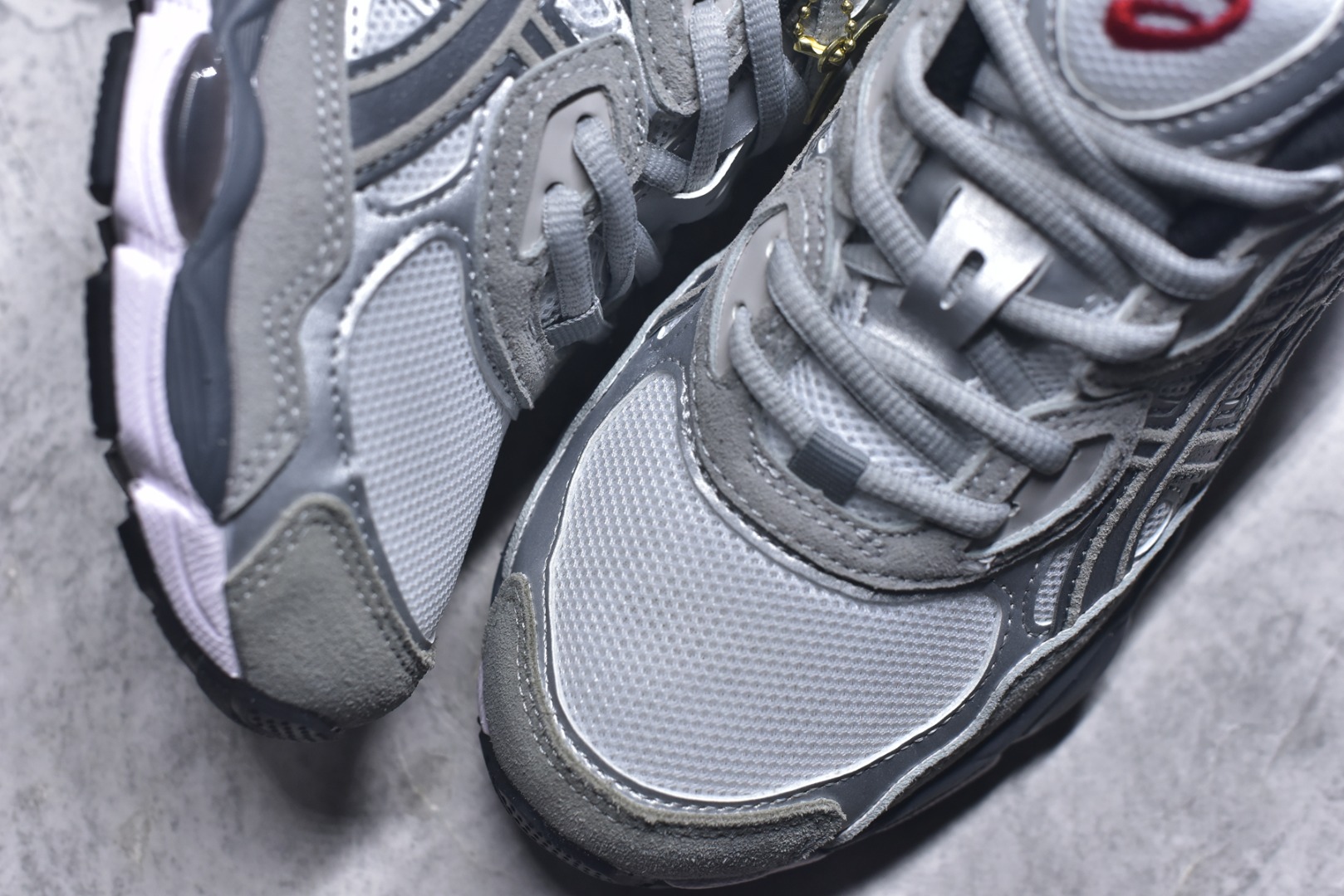 图片[8]-#Asics GEL-NYC 亚瑟士防滑耐磨透气低帮运动休闲鞋 GEL-NYC™ 运动鞋的灵感源自传统和现代高性能跑步风格 其鞋面结构参考了 2000 年代初的 GEL-NIMBUS™ 3 鞋 并将其与 MC-PLUS V 设计中的各种装饰融为一体 该工装通过使用 GEL-CUMULUS® 16 鞋的工装系统来对比鞋面的复古风格 通过轻质泡沫和 GEL® 技术嵌入物的结合 这种中底结构有助于创造先进的脚底舒适度 尺码：36-47-选品中心