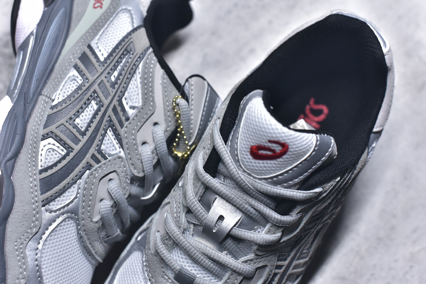 图片[9]-#Asics GEL-NYC 亚瑟士防滑耐磨透气低帮运动休闲鞋 GEL-NYC™ 运动鞋的灵感源自传统和现代高性能跑步风格 其鞋面结构参考了 2000 年代初的 GEL-NIMBUS™ 3 鞋 并将其与 MC-PLUS V 设计中的各种装饰融为一体 该工装通过使用 GEL-CUMULUS® 16 鞋的工装系统来对比鞋面的复古风格 通过轻质泡沫和 GEL® 技术嵌入物的结合 这种中底结构有助于创造先进的脚底舒适度 尺码：36-47-选品中心