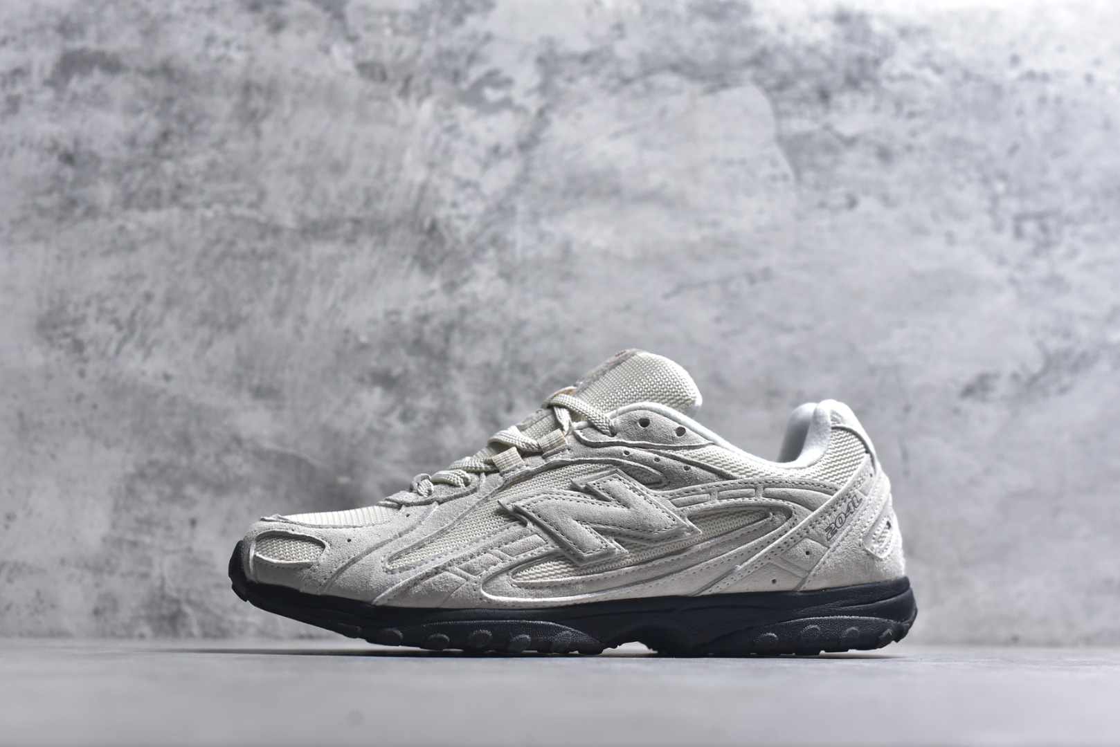 #New Balance 204L 薄底鞋 薄底皮质鞋带德训miu系 减震耐磨包裹性支撑轻便 低帮 生活休闲鞋 轻盈脚感质感兼具 鞋身搭载EVA科技中底,适用多元穿搭场合为户外出行提供舒适长远的穿搭体验 货号：U204L8OV 尺码：36 37 37.5 38 38.5 39 40 40.5 41 42 42.5 43 44 44.5 45-选品中心