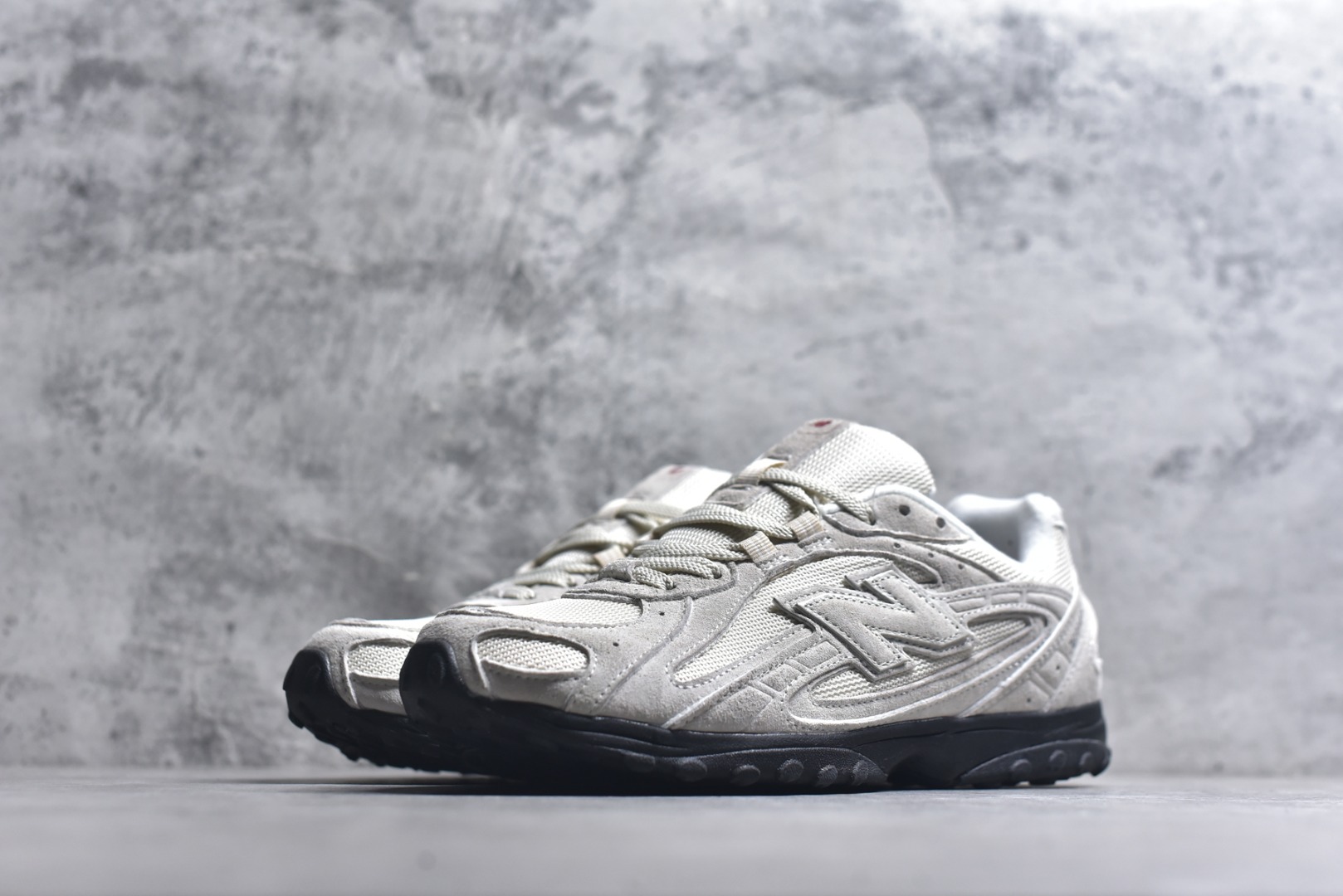 图片[2]-#New Balance 204L 薄底鞋 薄底皮质鞋带德训miu系 减震耐磨包裹性支撑轻便 低帮 生活休闲鞋 轻盈脚感质感兼具 鞋身搭载EVA科技中底,适用多元穿搭场合为户外出行提供舒适长远的穿搭体验 货号：U204L8OV 尺码：36 37 37.5 38 38.5 39 40 40.5 41 42 42.5 43 44 44.5 45-选品中心