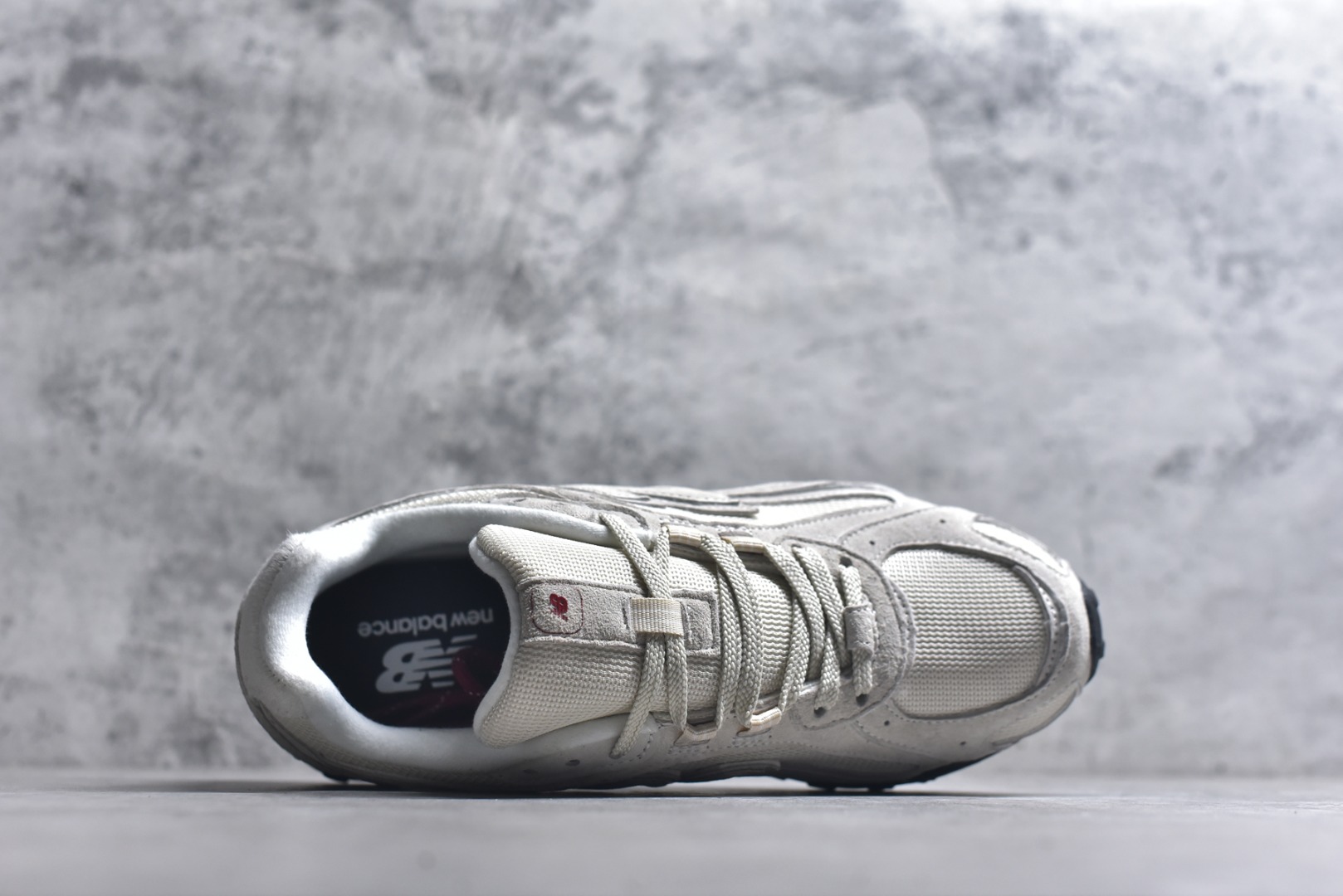 图片[4]-#New Balance 204L 薄底鞋 薄底皮质鞋带德训miu系 减震耐磨包裹性支撑轻便 低帮 生活休闲鞋 轻盈脚感质感兼具 鞋身搭载EVA科技中底,适用多元穿搭场合为户外出行提供舒适长远的穿搭体验 货号：U204L8OV 尺码：36 37 37.5 38 38.5 39 40 40.5 41 42 42.5 43 44 44.5 45-选品中心