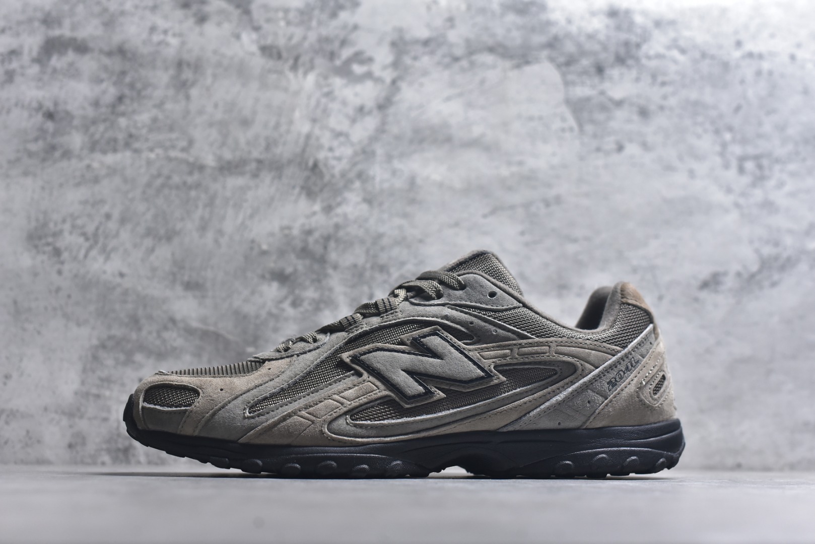 #New Balance 204L 薄底鞋 薄底皮质鞋带德训miu系 减震耐磨包裹性支撑轻便 低帮 生活休闲鞋 轻盈脚感质感兼具 鞋身搭载EVA科技中底,适用多元穿搭场合为户外出行提供舒适长远的穿搭体验 货号：U204L3K9 尺码：36 37 37.5 38 38.5 39 40 40.5 41 42 42.5 43 44 44.5 45-选品中心