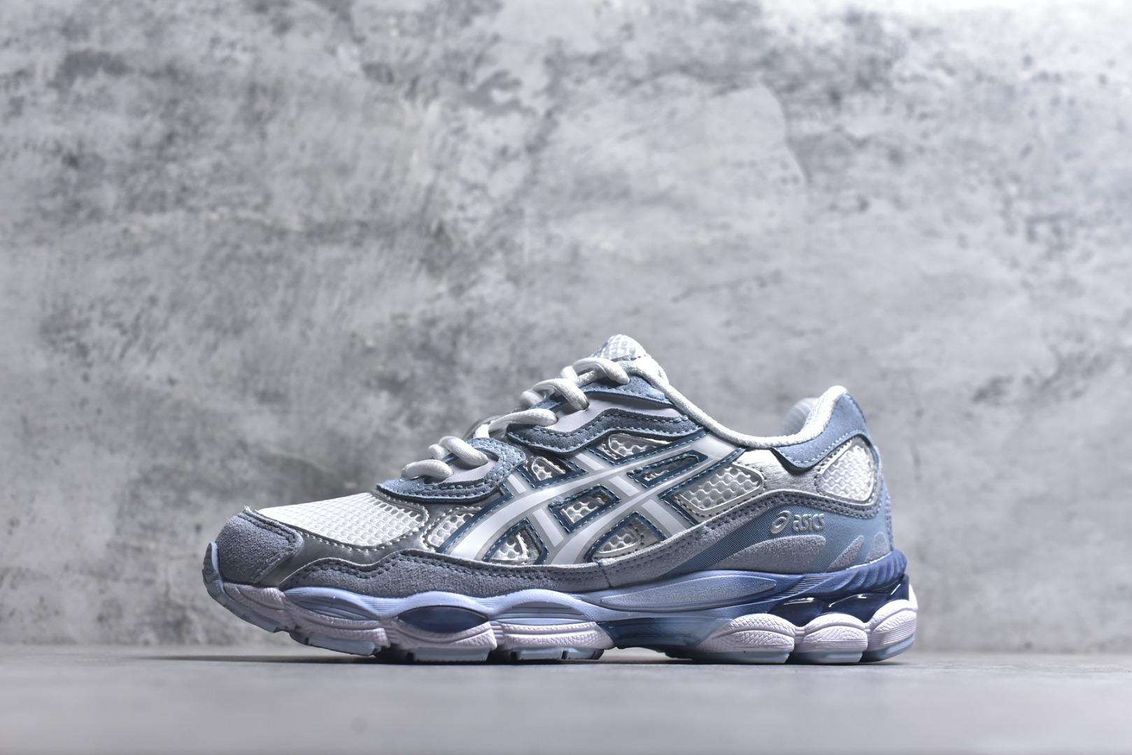 #Asics GEL-NYC 亚瑟士防滑耐磨透气低帮运动休闲鞋 GEL-NYC™ 运动鞋的灵感源自传统和现代高性能跑步风格 其鞋面结构参考了 2000 年代初的 GEL-NIMBUS™ 3 鞋 并将其与 MC-PLUS V 设计中的各种装饰融为一体 该工装通过使用 GEL-CUMULUS® 16 鞋的工装系统来对比鞋面的复古风格 通过轻质泡沫和 GEL® 技术嵌入物的结合 这种中底结构有助于创造先进的脚底舒适度 尺码：36-47-选品中心