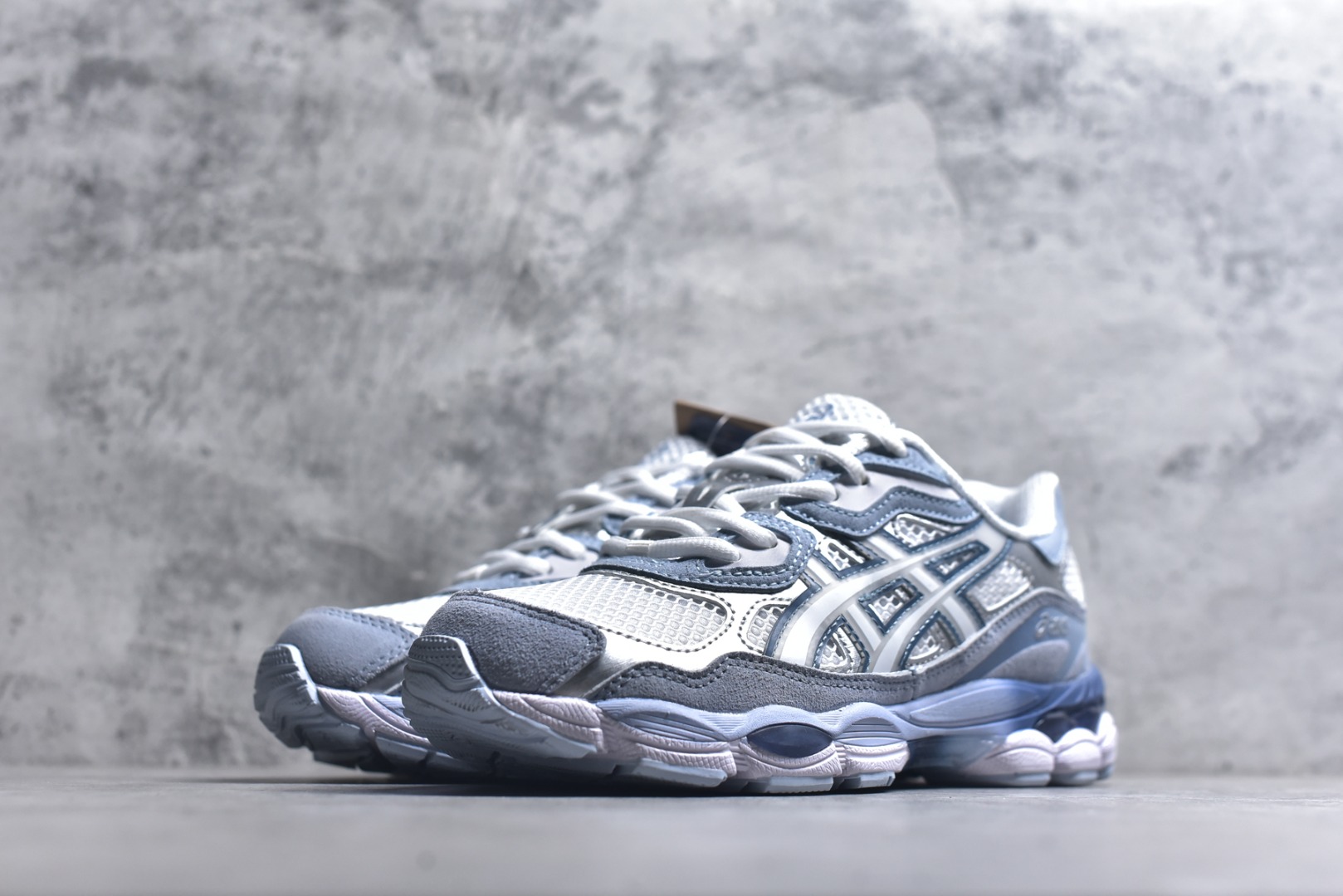 图片[2]-#Asics GEL-NYC 亚瑟士防滑耐磨透气低帮运动休闲鞋 GEL-NYC™ 运动鞋的灵感源自传统和现代高性能跑步风格 其鞋面结构参考了 2000 年代初的 GEL-NIMBUS™ 3 鞋 并将其与 MC-PLUS V 设计中的各种装饰融为一体 该工装通过使用 GEL-CUMULUS® 16 鞋的工装系统来对比鞋面的复古风格 通过轻质泡沫和 GEL® 技术嵌入物的结合 这种中底结构有助于创造先进的脚底舒适度 尺码：36-47-选品中心