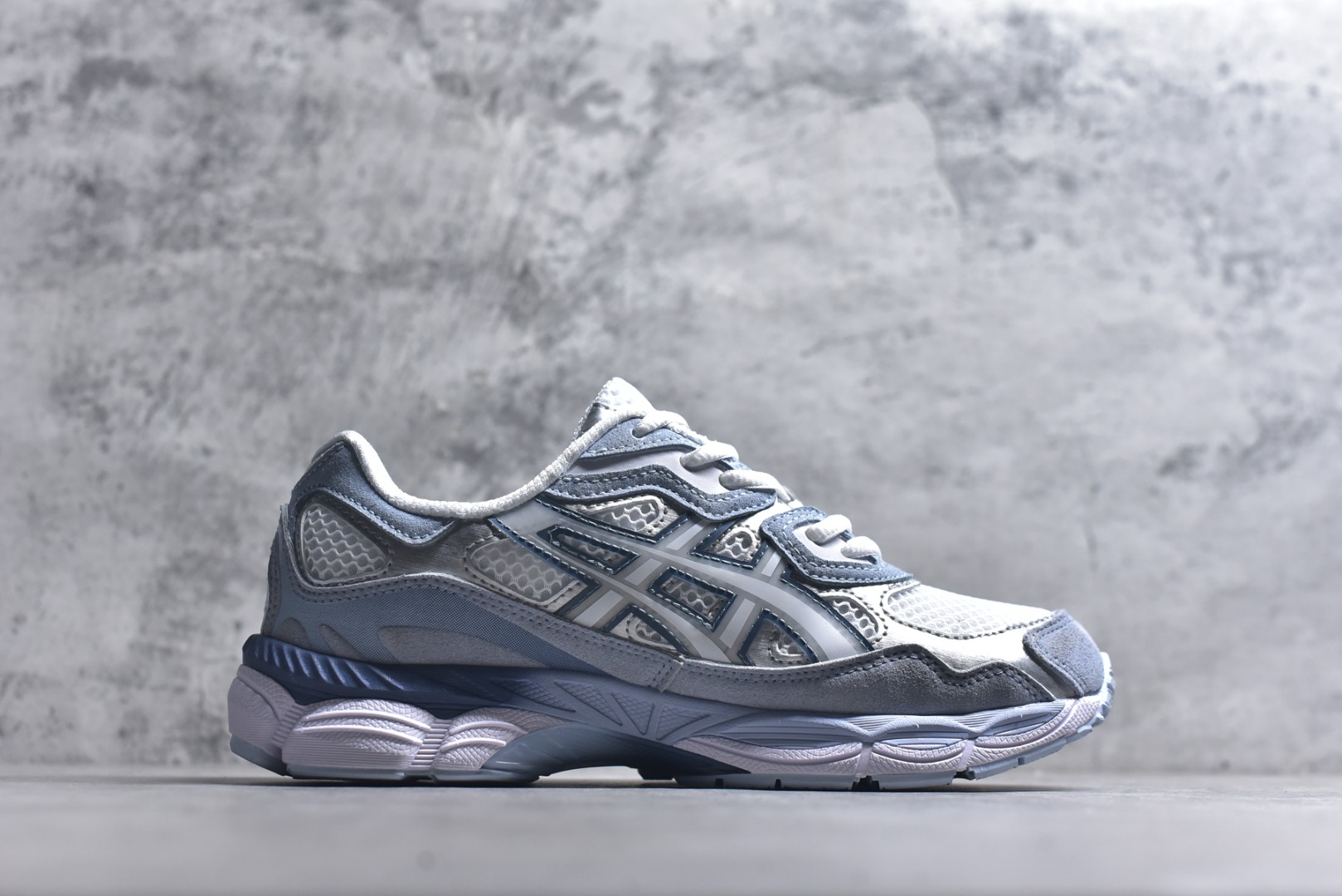图片[3]-#Asics GEL-NYC 亚瑟士防滑耐磨透气低帮运动休闲鞋 GEL-NYC™ 运动鞋的灵感源自传统和现代高性能跑步风格 其鞋面结构参考了 2000 年代初的 GEL-NIMBUS™ 3 鞋 并将其与 MC-PLUS V 设计中的各种装饰融为一体 该工装通过使用 GEL-CUMULUS® 16 鞋的工装系统来对比鞋面的复古风格 通过轻质泡沫和 GEL® 技术嵌入物的结合 这种中底结构有助于创造先进的脚底舒适度 尺码：36-47-选品中心