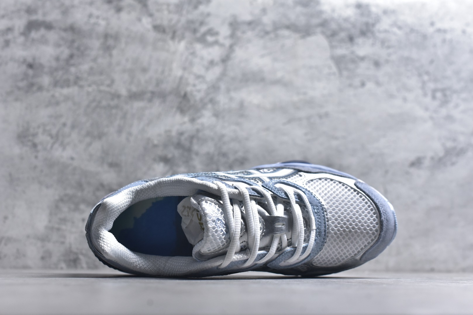 图片[4]-#Asics GEL-NYC 亚瑟士防滑耐磨透气低帮运动休闲鞋 GEL-NYC™ 运动鞋的灵感源自传统和现代高性能跑步风格 其鞋面结构参考了 2000 年代初的 GEL-NIMBUS™ 3 鞋 并将其与 MC-PLUS V 设计中的各种装饰融为一体 该工装通过使用 GEL-CUMULUS® 16 鞋的工装系统来对比鞋面的复古风格 通过轻质泡沫和 GEL® 技术嵌入物的结合 这种中底结构有助于创造先进的脚底舒适度 尺码：36-47-选品中心