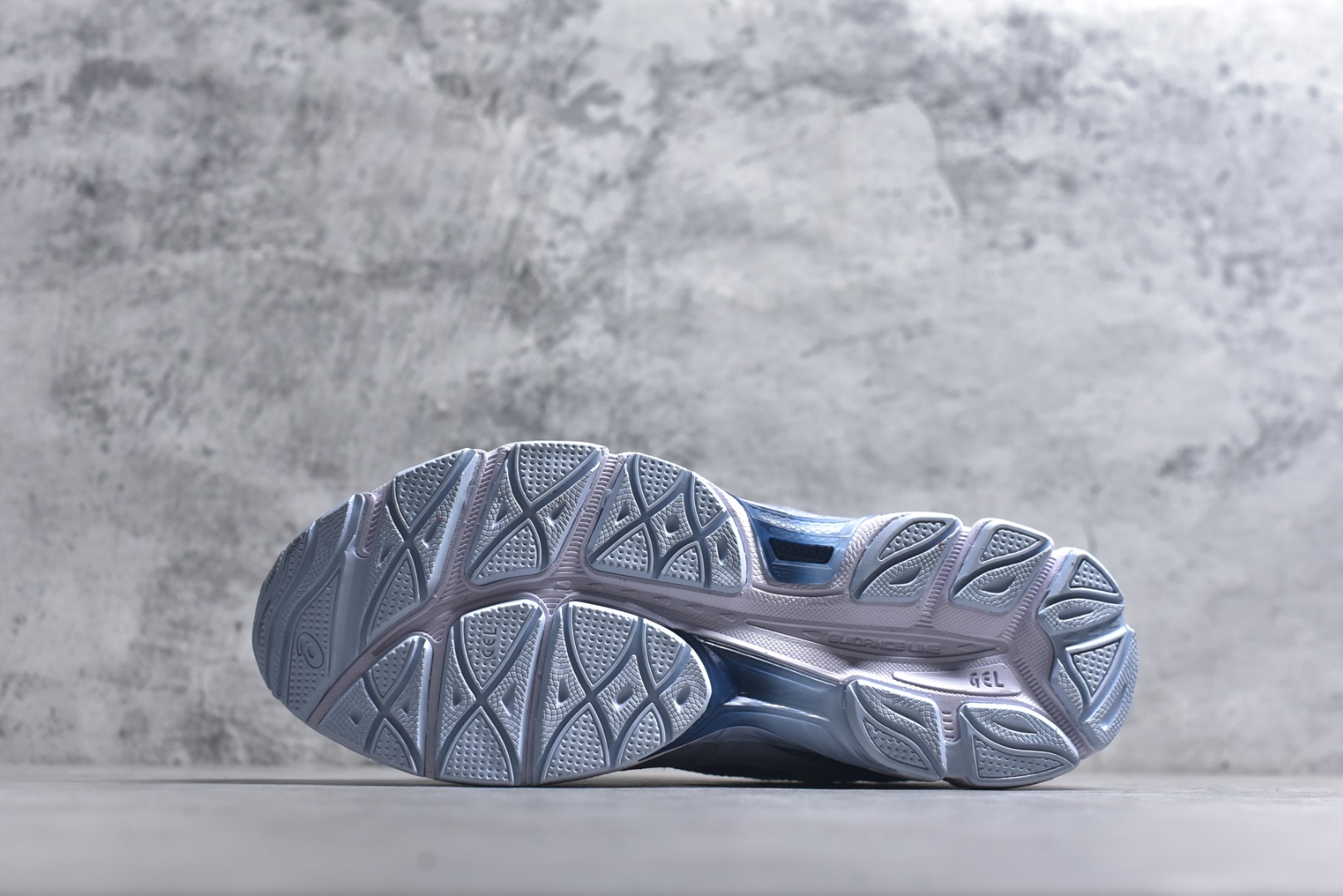 图片[6]-#Asics GEL-NYC 亚瑟士防滑耐磨透气低帮运动休闲鞋 GEL-NYC™ 运动鞋的灵感源自传统和现代高性能跑步风格 其鞋面结构参考了 2000 年代初的 GEL-NIMBUS™ 3 鞋 并将其与 MC-PLUS V 设计中的各种装饰融为一体 该工装通过使用 GEL-CUMULUS® 16 鞋的工装系统来对比鞋面的复古风格 通过轻质泡沫和 GEL® 技术嵌入物的结合 这种中底结构有助于创造先进的脚底舒适度 尺码：36-47-选品中心