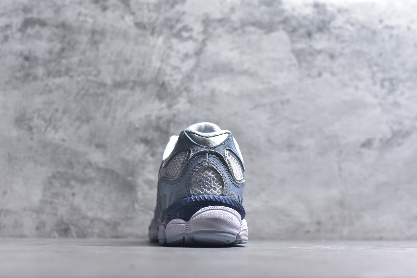 图片[5]-#Asics GEL-NYC 亚瑟士防滑耐磨透气低帮运动休闲鞋 GEL-NYC™ 运动鞋的灵感源自传统和现代高性能跑步风格 其鞋面结构参考了 2000 年代初的 GEL-NIMBUS™ 3 鞋 并将其与 MC-PLUS V 设计中的各种装饰融为一体 该工装通过使用 GEL-CUMULUS® 16 鞋的工装系统来对比鞋面的复古风格 通过轻质泡沫和 GEL® 技术嵌入物的结合 这种中底结构有助于创造先进的脚底舒适度 尺码：36-47-选品中心