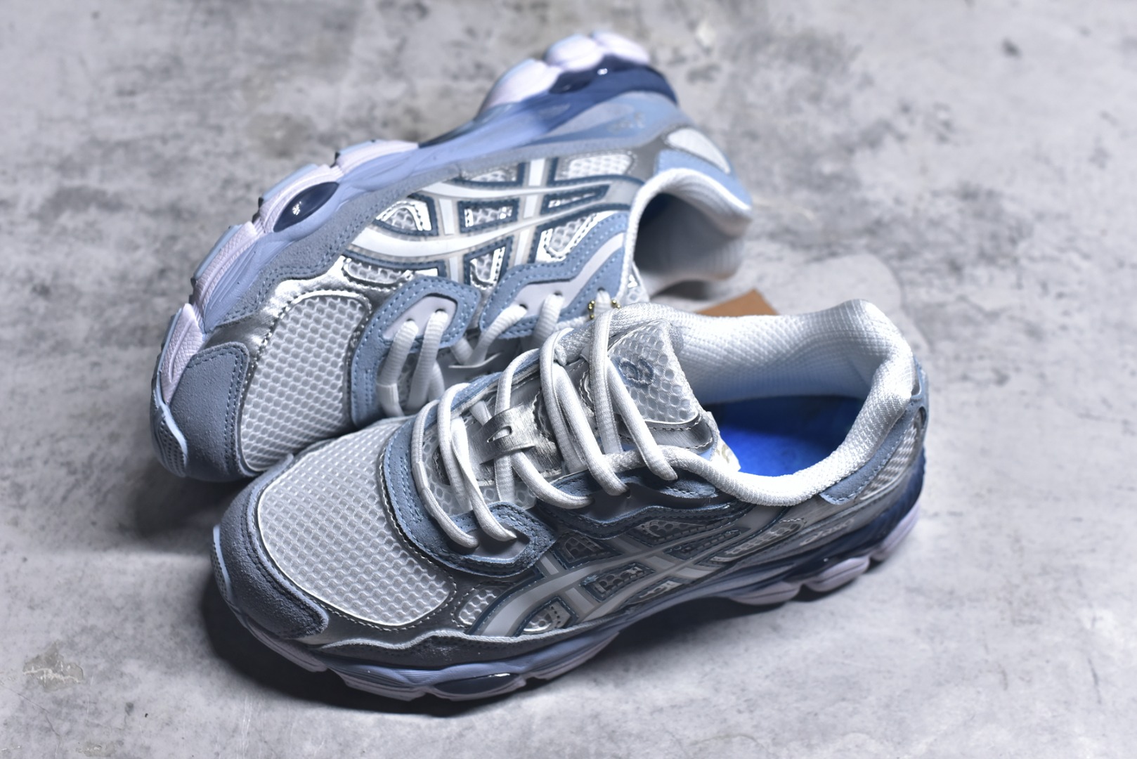 图片[7]-#Asics GEL-NYC 亚瑟士防滑耐磨透气低帮运动休闲鞋 GEL-NYC™ 运动鞋的灵感源自传统和现代高性能跑步风格 其鞋面结构参考了 2000 年代初的 GEL-NIMBUS™ 3 鞋 并将其与 MC-PLUS V 设计中的各种装饰融为一体 该工装通过使用 GEL-CUMULUS® 16 鞋的工装系统来对比鞋面的复古风格 通过轻质泡沫和 GEL® 技术嵌入物的结合 这种中底结构有助于创造先进的脚底舒适度 尺码：36-47-选品中心