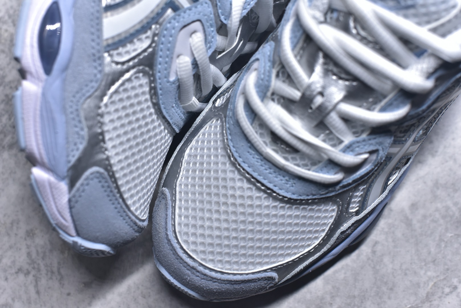 图片[8]-#Asics GEL-NYC 亚瑟士防滑耐磨透气低帮运动休闲鞋 GEL-NYC™ 运动鞋的灵感源自传统和现代高性能跑步风格 其鞋面结构参考了 2000 年代初的 GEL-NIMBUS™ 3 鞋 并将其与 MC-PLUS V 设计中的各种装饰融为一体 该工装通过使用 GEL-CUMULUS® 16 鞋的工装系统来对比鞋面的复古风格 通过轻质泡沫和 GEL® 技术嵌入物的结合 这种中底结构有助于创造先进的脚底舒适度 尺码：36-47-选品中心