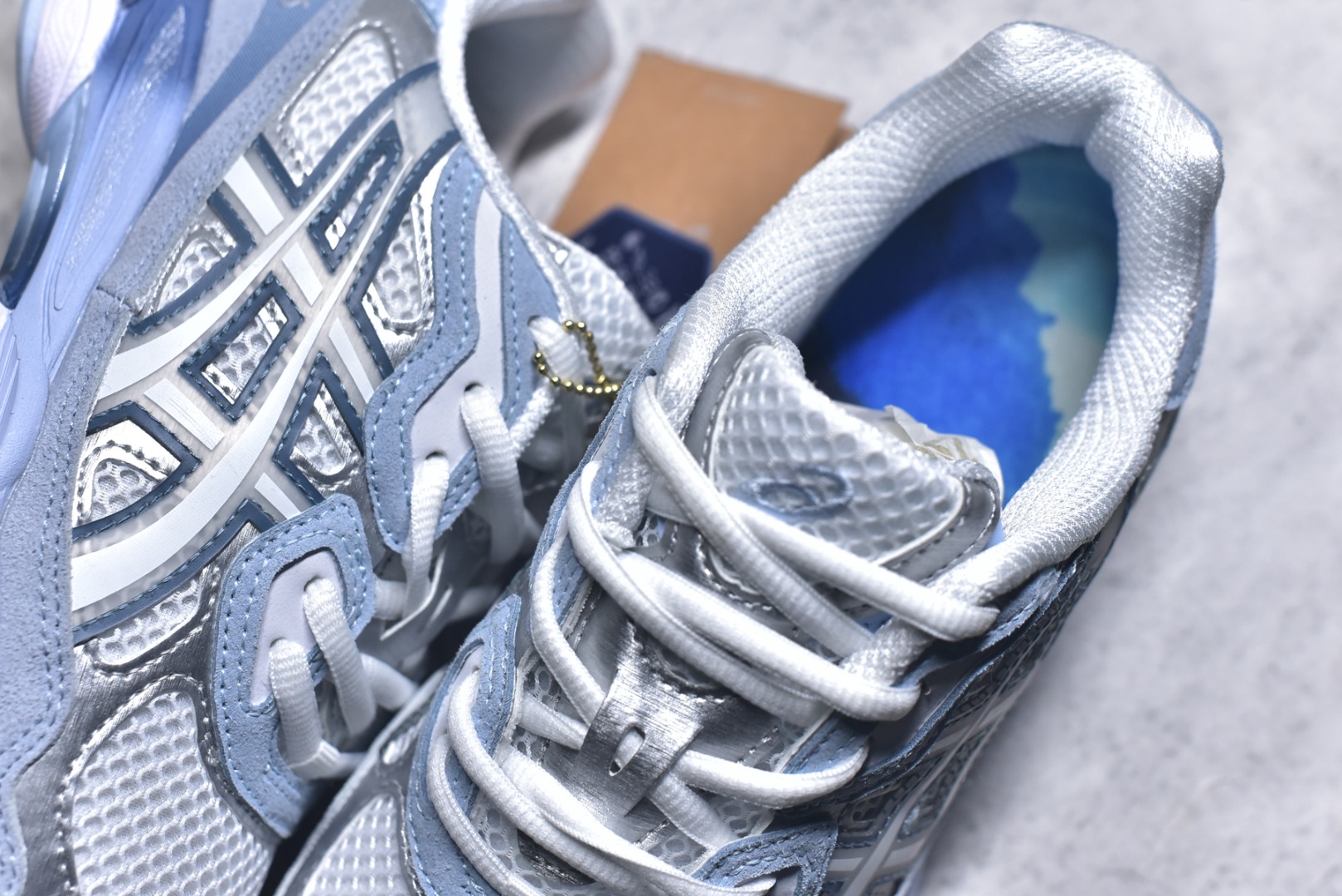图片[9]-#Asics GEL-NYC 亚瑟士防滑耐磨透气低帮运动休闲鞋 GEL-NYC™ 运动鞋的灵感源自传统和现代高性能跑步风格 其鞋面结构参考了 2000 年代初的 GEL-NIMBUS™ 3 鞋 并将其与 MC-PLUS V 设计中的各种装饰融为一体 该工装通过使用 GEL-CUMULUS® 16 鞋的工装系统来对比鞋面的复古风格 通过轻质泡沫和 GEL® 技术嵌入物的结合 这种中底结构有助于创造先进的脚底舒适度 尺码：36-47-选品中心