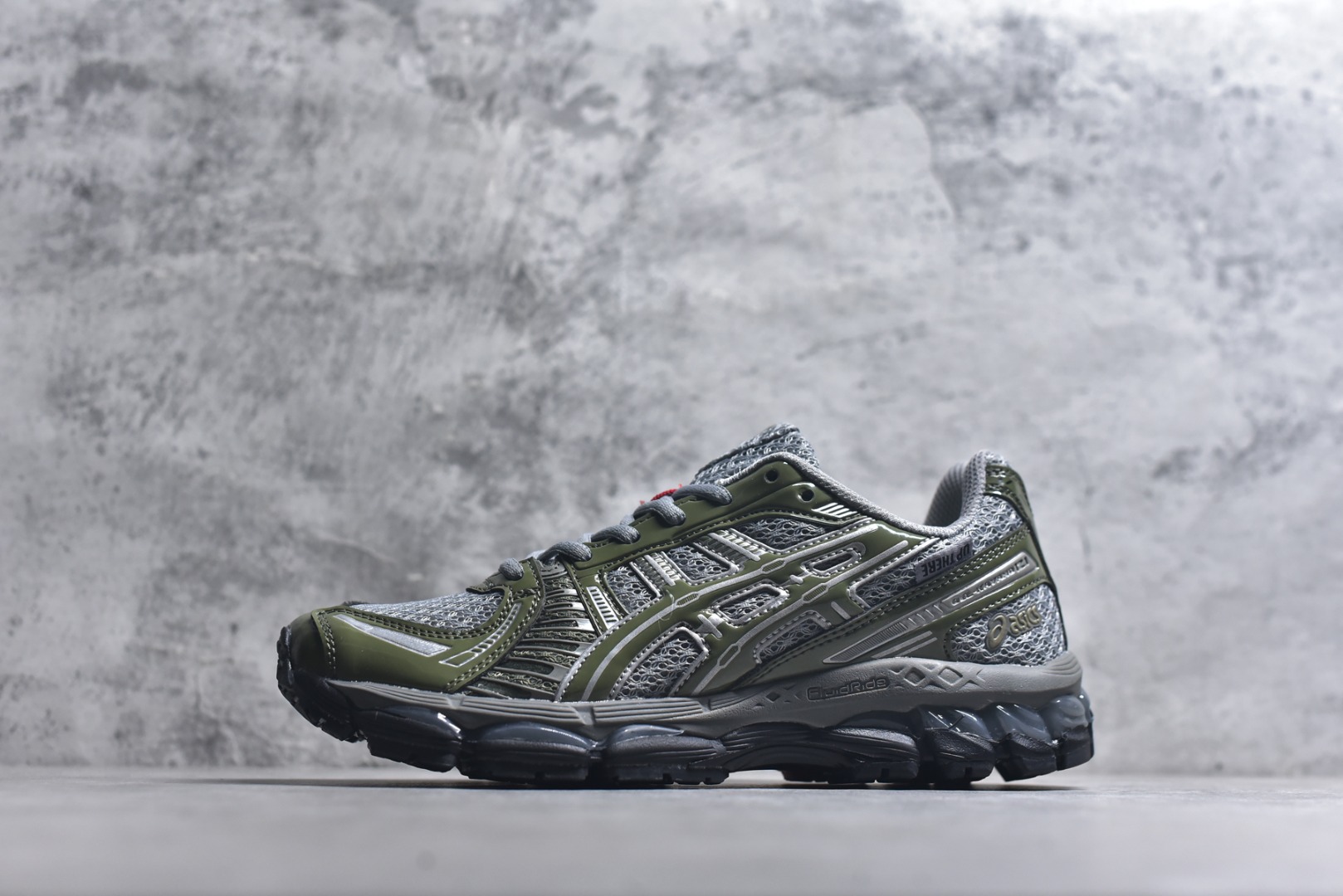 #Asics Gel-Kayano 12.1 亚瑟士 运动休闲透气专业跑鞋 采用工程弹性双层再生针织密度鞋面材质 后跟3D可视GEL缓震乳胶物料 升级FF BLAST PLUS全新缓震中底部位科技材质 外置高耐磨橡胶外底 稳步升级 跑出节奏 货号：1203A869-021 尺码：36-47-选品中心