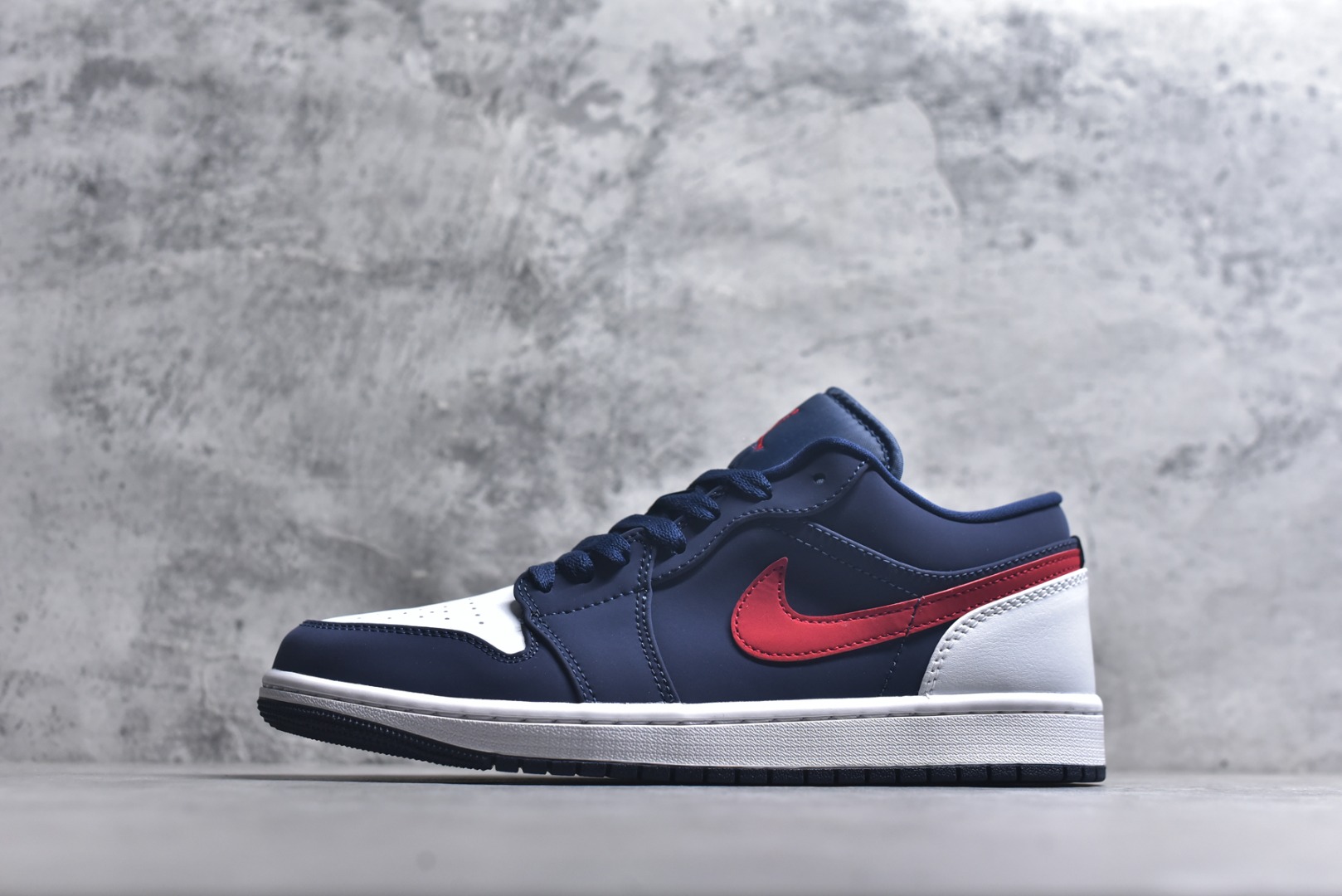 #Air Jordan AJ1 Low 低帮系列 全新流水线出品 全配色原鞋对照 原楦原纸板开发 客订头层皮料 全鞋电脑针车 私模大底正确咬花克重内置气垫 原盒内外原标 完美零毛边处理 多重QC质检 超越公司货的品控标准 实实在在的免检产品 货号：CZ8454-400 尺码：36-45半\