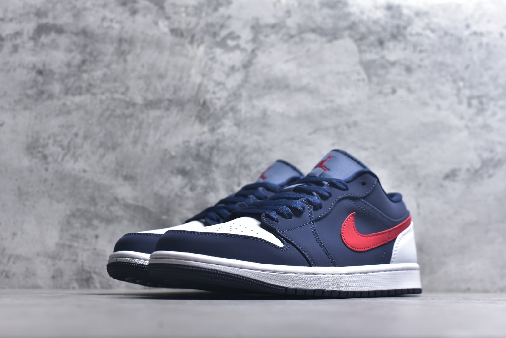 图片[2]-#Air Jordan AJ1 Low 低帮系列 全新流水线出品 全配色原鞋对照 原楦原纸板开发 客订头层皮料 全鞋电脑针车 私模大底正确咬花克重内置气垫 原盒内外原标 完美零毛边处理 多重QC质检 超越公司货的品控标准 实实在在的免检产品 货号：CZ8454-400 尺码：36-45半\”},\”album\”：{\”name\”：\”🐲渠道货㊣(天猫专柜实体)-选品中心