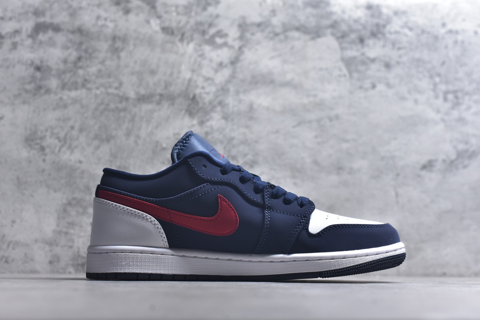 图片[3]-#Air Jordan AJ1 Low 低帮系列 全新流水线出品 全配色原鞋对照 原楦原纸板开发 客订头层皮料 全鞋电脑针车 私模大底正确咬花克重内置气垫 原盒内外原标 完美零毛边处理 多重QC质检 超越公司货的品控标准 实实在在的免检产品 货号：CZ8454-400 尺码：36-45半\”},\”album\”：{\”name\”：\”🐲渠道货㊣(天猫专柜实体)-选品中心