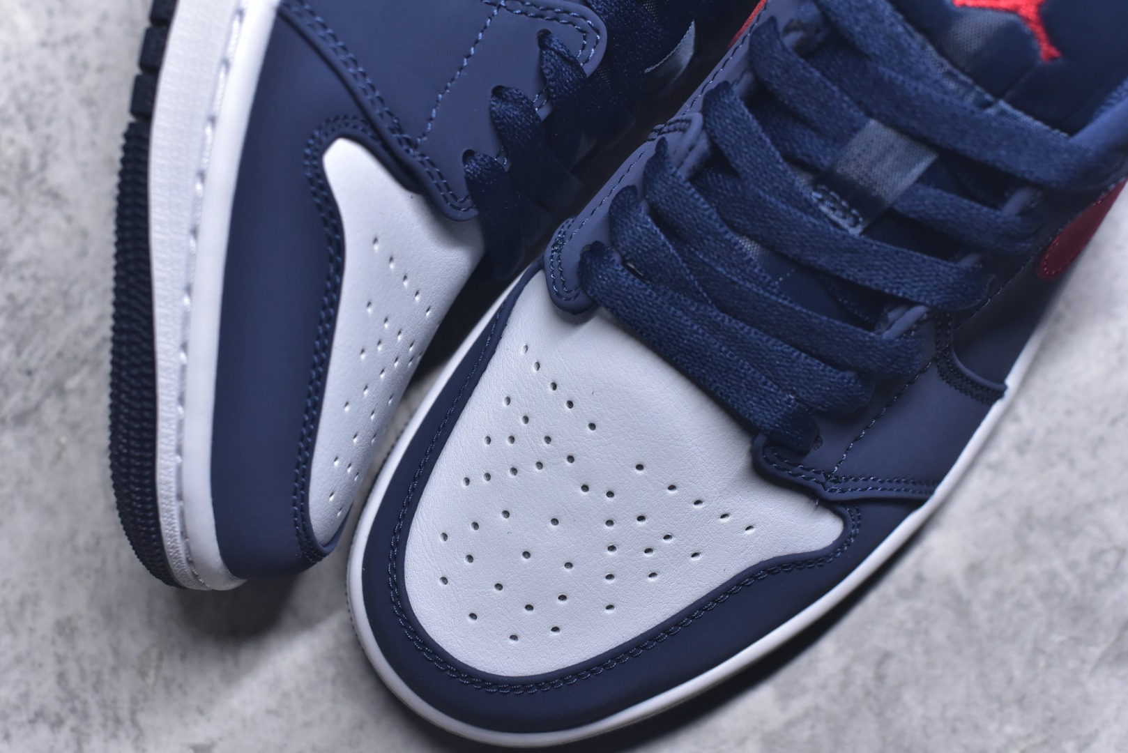 图片[8]-#Air Jordan AJ1 Low 低帮系列 全新流水线出品 全配色原鞋对照 原楦原纸板开发 客订头层皮料 全鞋电脑针车 私模大底正确咬花克重内置气垫 原盒内外原标 完美零毛边处理 多重QC质检 超越公司货的品控标准 实实在在的免检产品 货号：CZ8454-400 尺码：36-45半\”},\”album\”：{\”name\”：\”🐲渠道货㊣(天猫专柜实体)-选品中心