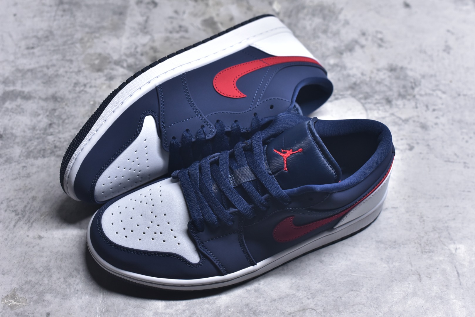 图片[7]-#Air Jordan AJ1 Low 低帮系列 全新流水线出品 全配色原鞋对照 原楦原纸板开发 客订头层皮料 全鞋电脑针车 私模大底正确咬花克重内置气垫 原盒内外原标 完美零毛边处理 多重QC质检 超越公司货的品控标准 实实在在的免检产品 货号：CZ8454-400 尺码：36-45半\”},\”album\”：{\”name\”：\”🐲渠道货㊣(天猫专柜实体)-选品中心