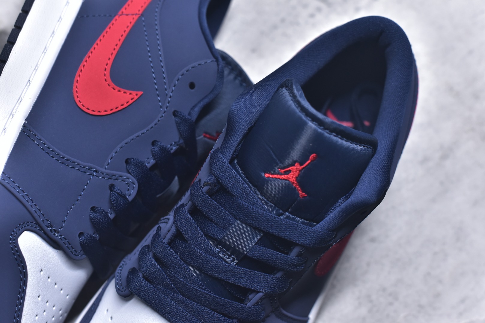 图片[9]-#Air Jordan AJ1 Low 低帮系列 全新流水线出品 全配色原鞋对照 原楦原纸板开发 客订头层皮料 全鞋电脑针车 私模大底正确咬花克重内置气垫 原盒内外原标 完美零毛边处理 多重QC质检 超越公司货的品控标准 实实在在的免检产品 货号：CZ8454-400 尺码：36-45半\”},\”album\”：{\”name\”：\”🐲渠道货㊣(天猫专柜实体)-选品中心