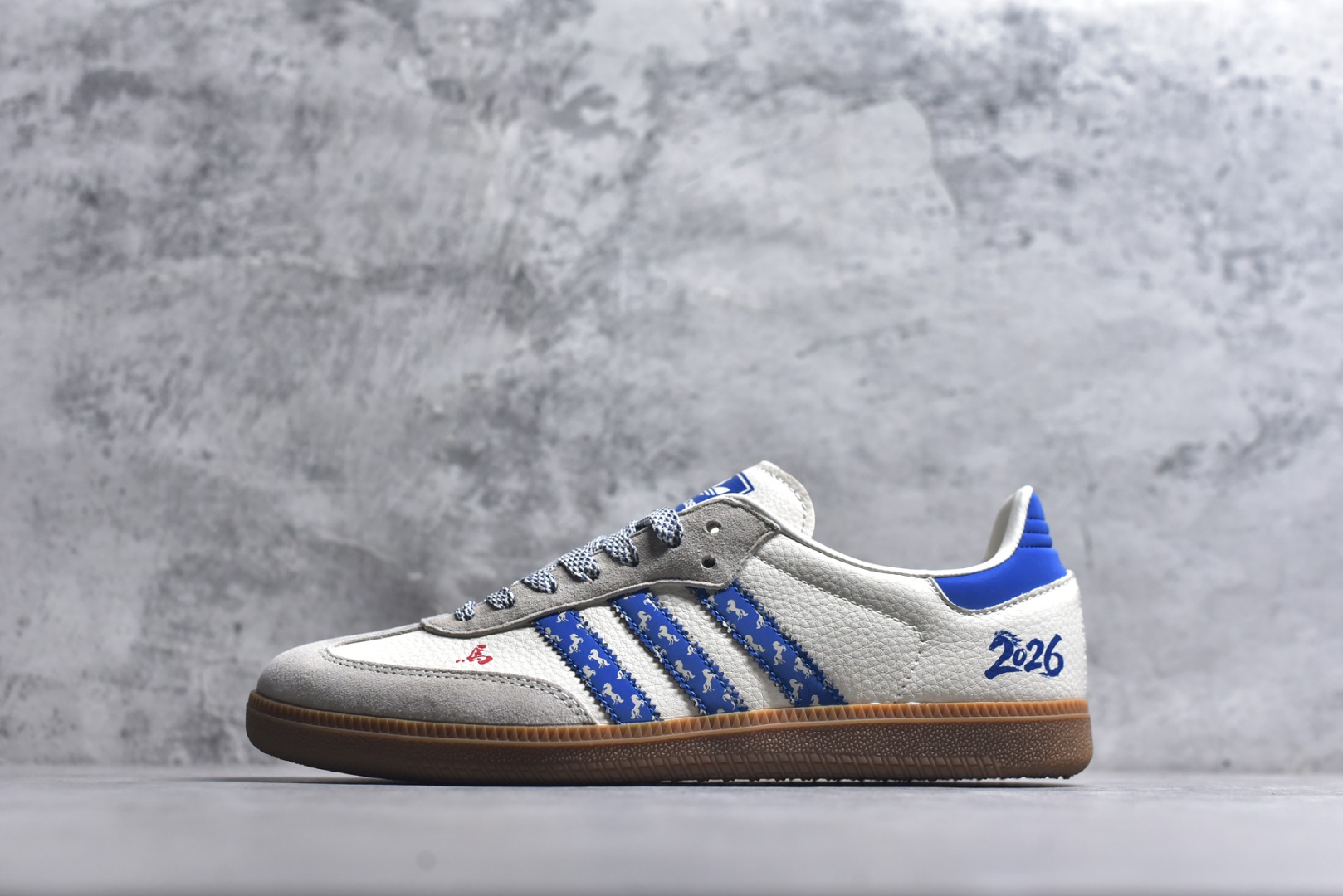 #马年新款海外定制限量发售 Adidas Originals SAMBA OG“马年联名限定-蓝白条纹”蓝白条纹暗藏奔马暗纹，鞋侧 “2026” 标识 + 鞋头迷你奔马印花，米白荔枝纹皮革搭配雾霾蓝翻毛皮，藏蓝条纹点缀鞋身，既是街头复古单品，也是新年氛围感利器。 货号：JJ2614 尺码：36 36.5 37.5 38 38.5 39 40 40.5 41 42 42.5 43 44 44.5 45-选品中心