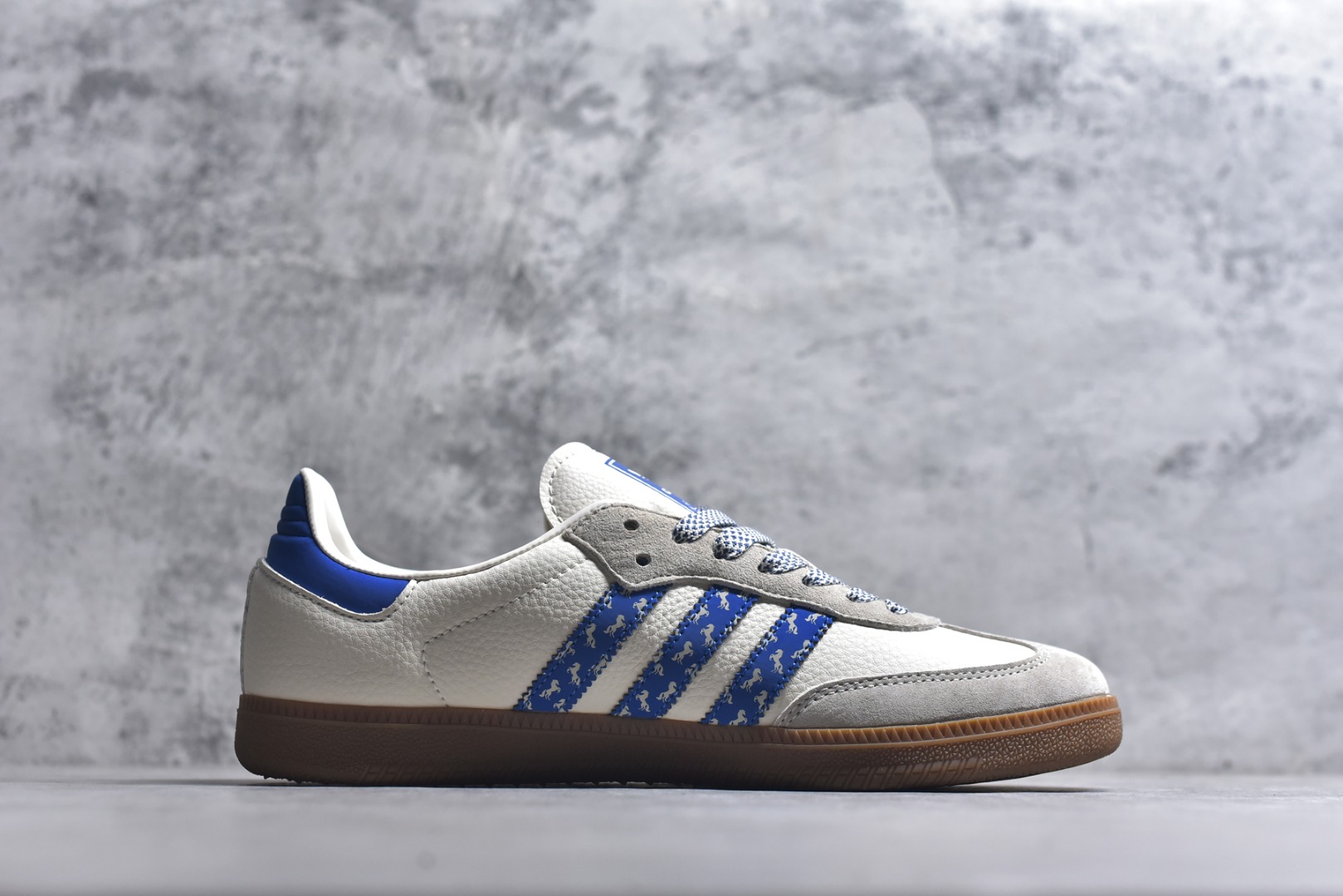 图片[3]-#马年新款海外定制限量发售 Adidas Originals SAMBA OG“马年联名限定-蓝白条纹”蓝白条纹暗藏奔马暗纹，鞋侧 “2026” 标识 + 鞋头迷你奔马印花，米白荔枝纹皮革搭配雾霾蓝翻毛皮，藏蓝条纹点缀鞋身，既是街头复古单品，也是新年氛围感利器。 货号：JJ2614 尺码：36 36.5 37.5 38 38.5 39 40 40.5 41 42 42.5 43 44 44.5 45-选品中心