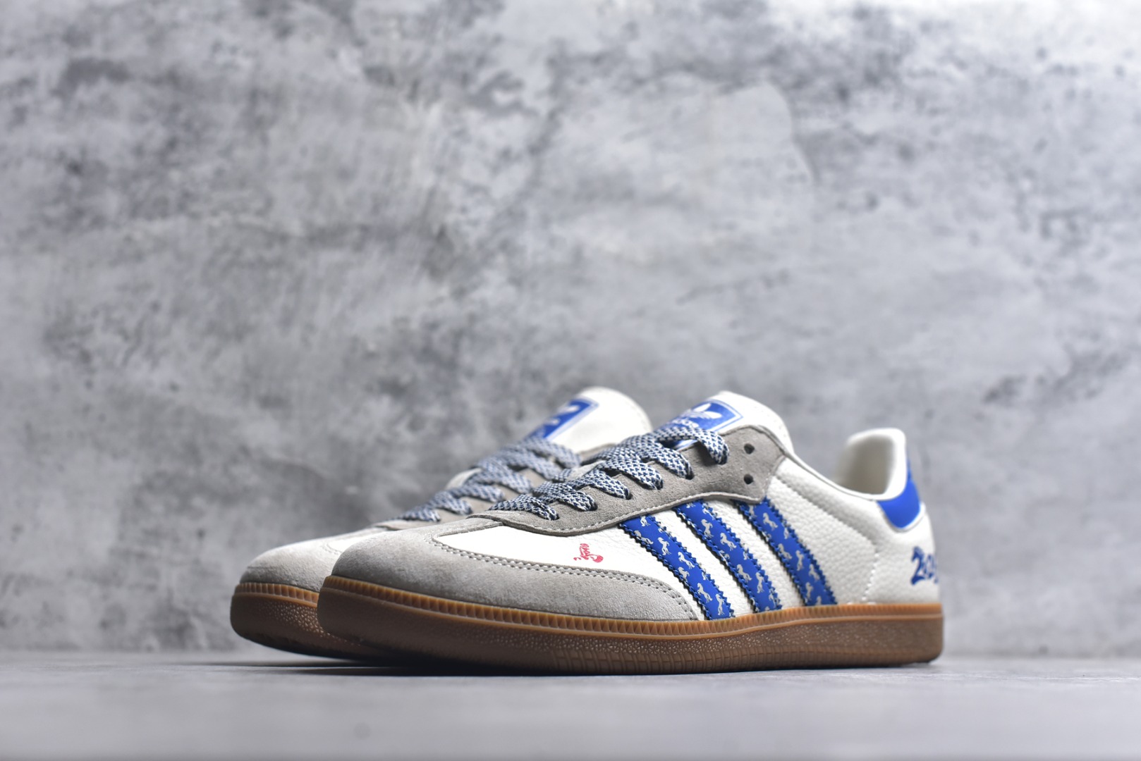 图片[2]-#马年新款海外定制限量发售 Adidas Originals SAMBA OG“马年联名限定-蓝白条纹”蓝白条纹暗藏奔马暗纹，鞋侧 “2026” 标识 + 鞋头迷你奔马印花，米白荔枝纹皮革搭配雾霾蓝翻毛皮，藏蓝条纹点缀鞋身，既是街头复古单品，也是新年氛围感利器。 货号：JJ2614 尺码：36 36.5 37.5 38 38.5 39 40 40.5 41 42 42.5 43 44 44.5 45-选品中心