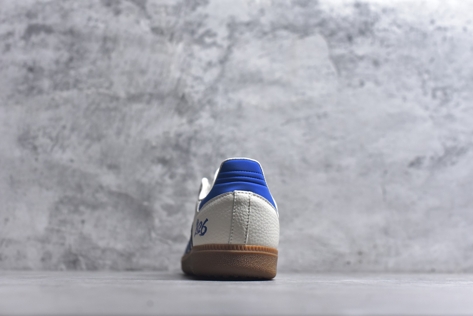 图片[5]-#马年新款海外定制限量发售 Adidas Originals SAMBA OG“马年联名限定-蓝白条纹”蓝白条纹暗藏奔马暗纹，鞋侧 “2026” 标识 + 鞋头迷你奔马印花，米白荔枝纹皮革搭配雾霾蓝翻毛皮，藏蓝条纹点缀鞋身，既是街头复古单品，也是新年氛围感利器。 货号：JJ2614 尺码：36 36.5 37.5 38 38.5 39 40 40.5 41 42 42.5 43 44 44.5 45-选品中心