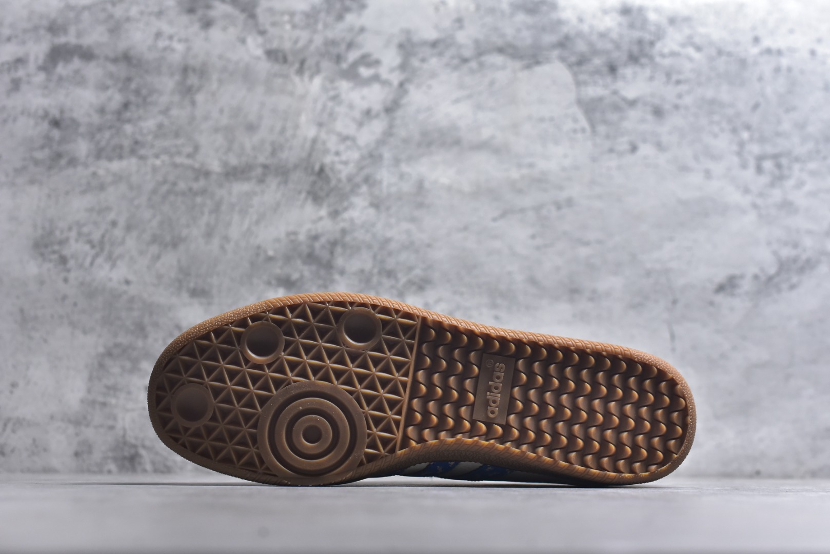 图片[6]-#马年新款海外定制限量发售 Adidas Originals SAMBA OG“马年联名限定-蓝白条纹”蓝白条纹暗藏奔马暗纹，鞋侧 “2026” 标识 + 鞋头迷你奔马印花，米白荔枝纹皮革搭配雾霾蓝翻毛皮，藏蓝条纹点缀鞋身，既是街头复古单品，也是新年氛围感利器。 货号：JJ2614 尺码：36 36.5 37.5 38 38.5 39 40 40.5 41 42 42.5 43 44 44.5 45-选品中心