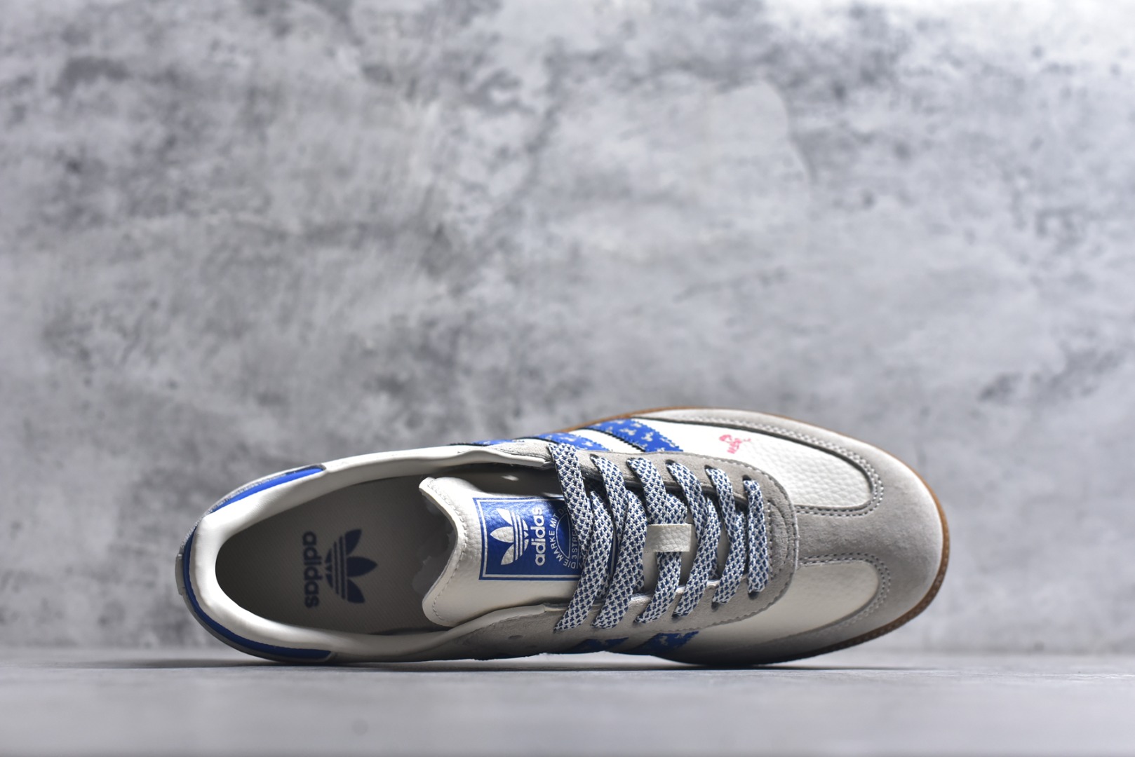 图片[4]-#马年新款海外定制限量发售 Adidas Originals SAMBA OG“马年联名限定-蓝白条纹”蓝白条纹暗藏奔马暗纹，鞋侧 “2026” 标识 + 鞋头迷你奔马印花，米白荔枝纹皮革搭配雾霾蓝翻毛皮，藏蓝条纹点缀鞋身，既是街头复古单品，也是新年氛围感利器。 货号：JJ2614 尺码：36 36.5 37.5 38 38.5 39 40 40.5 41 42 42.5 43 44 44.5 45-选品中心