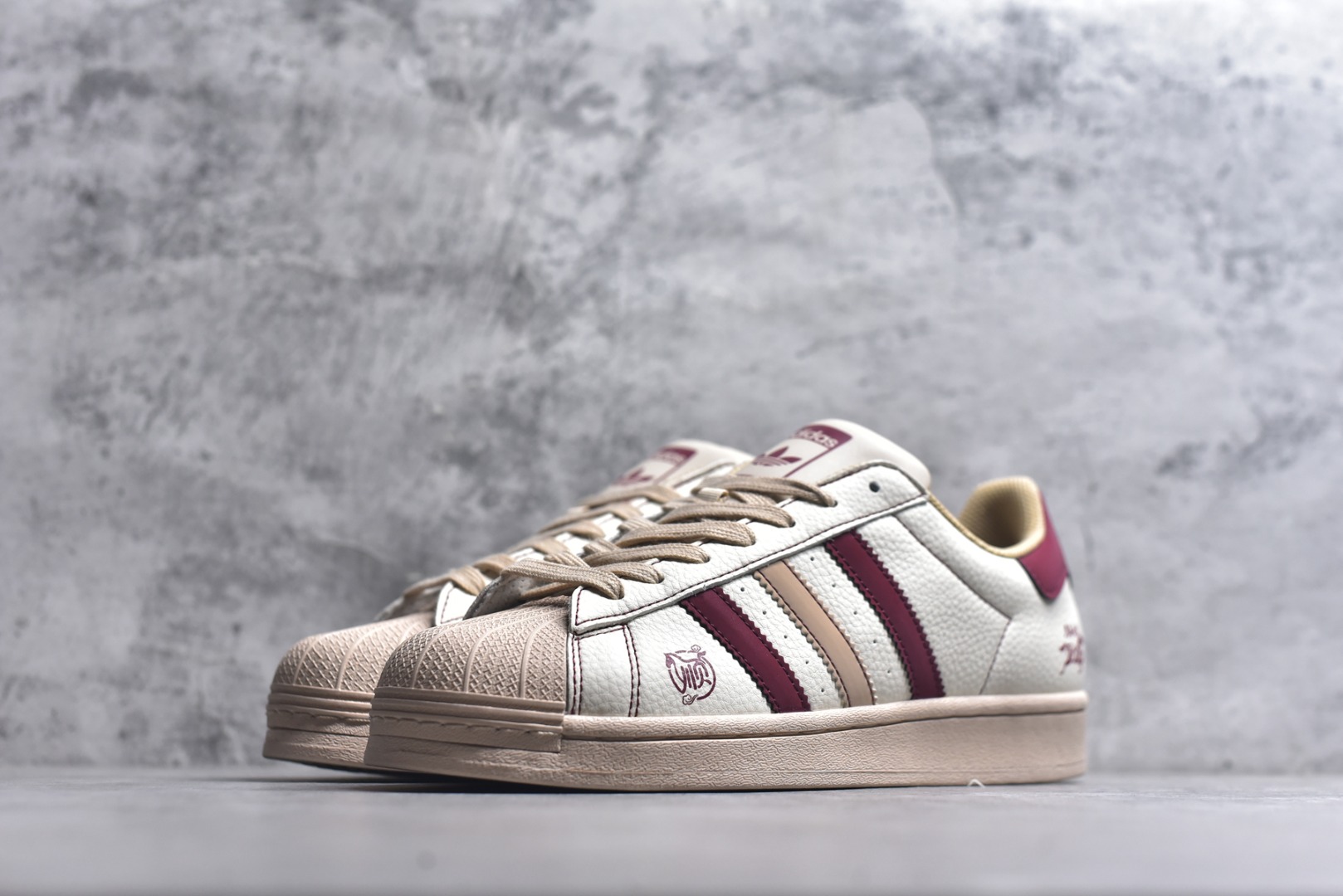 图片[2]-#马年新款海外定制限量发售 Adidas Originals“马年联名限定-白红经典”保留标志性贝壳头，鞋头印着萌趣红马标识，后跟点缀烫金2026+ 奔马图案，酒红撞色呼应新年氛围，把 “红金踏福、马到功成” 的祝福融入复古鞋型，酒红 + 浅棕渐变条纹打破单调，复古鞋型融合温柔质感，既是街头潮鞋也是新年氛围感利器。 货号：LX0917 尺码：36 36.5 37.5 38 38.5 39 40 40.5 41 42 42.5 43 44 44.5 45-选品中心