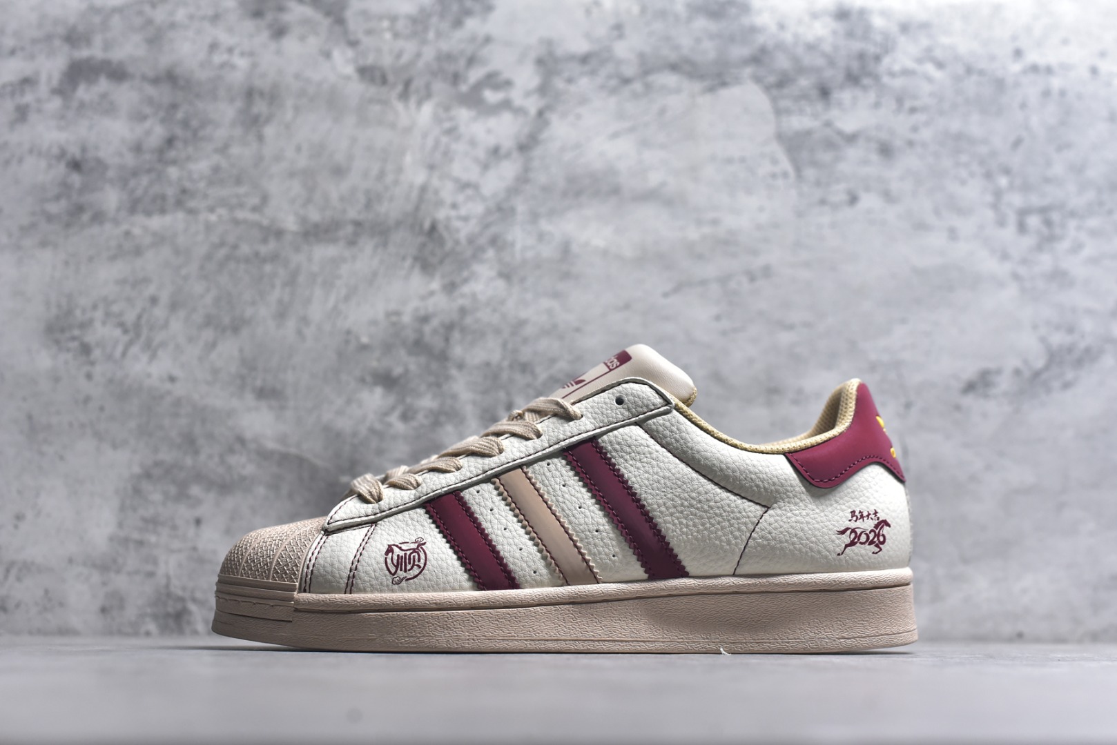 #马年新款海外定制限量发售 Adidas Originals“马年联名限定-白红经典”保留标志性贝壳头，鞋头印着萌趣红马标识，后跟点缀烫金2026+ 奔马图案，酒红撞色呼应新年氛围，把 “红金踏福、马到功成” 的祝福融入复古鞋型，酒红 + 浅棕渐变条纹打破单调，复古鞋型融合温柔质感，既是街头潮鞋也是新年氛围感利器。 货号：LX0917 尺码：36 36.5 37.5 38 38.5 39 40 40.5 41 42 42.5 43 44 44.5 45-选品中心
