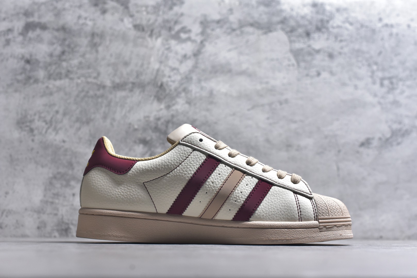 图片[3]-#马年新款海外定制限量发售 Adidas Originals“马年联名限定-白红经典”保留标志性贝壳头，鞋头印着萌趣红马标识，后跟点缀烫金2026+ 奔马图案，酒红撞色呼应新年氛围，把 “红金踏福、马到功成” 的祝福融入复古鞋型，酒红 + 浅棕渐变条纹打破单调，复古鞋型融合温柔质感，既是街头潮鞋也是新年氛围感利器。 货号：LX0917 尺码：36 36.5 37.5 38 38.5 39 40 40.5 41 42 42.5 43 44 44.5 45-选品中心