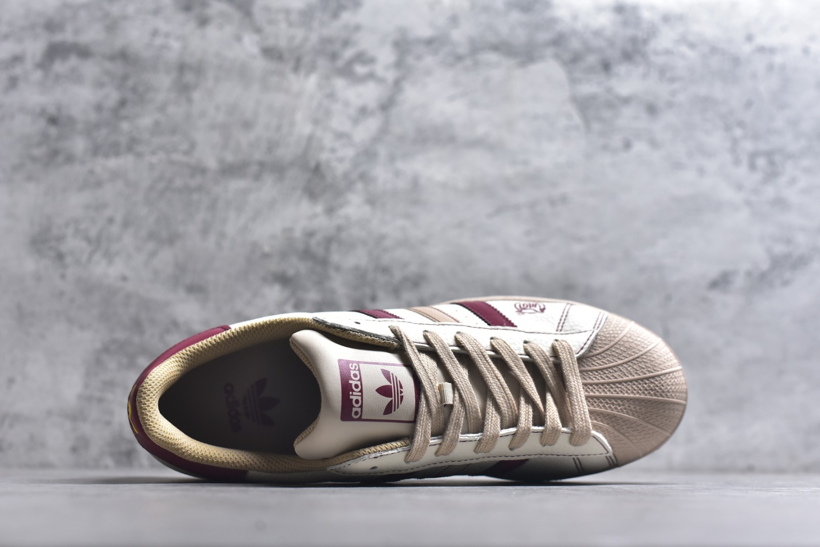 图片[4]-#马年新款海外定制限量发售 Adidas Originals“马年联名限定-白红经典”保留标志性贝壳头，鞋头印着萌趣红马标识，后跟点缀烫金2026+ 奔马图案，酒红撞色呼应新年氛围，把 “红金踏福、马到功成” 的祝福融入复古鞋型，酒红 + 浅棕渐变条纹打破单调，复古鞋型融合温柔质感，既是街头潮鞋也是新年氛围感利器。 货号：LX0917 尺码：36 36.5 37.5 38 38.5 39 40 40.5 41 42 42.5 43 44 44.5 45-选品中心