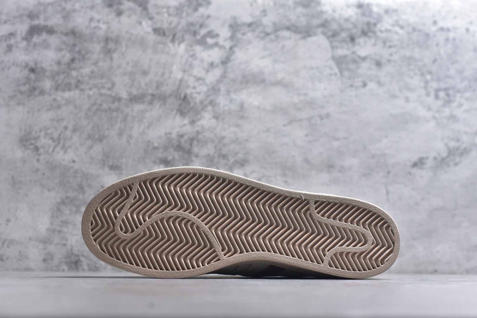 图片[6]-#马年新款海外定制限量发售 Adidas Originals“马年联名限定-白红经典”保留标志性贝壳头，鞋头印着萌趣红马标识，后跟点缀烫金2026+ 奔马图案，酒红撞色呼应新年氛围，把 “红金踏福、马到功成” 的祝福融入复古鞋型，酒红 + 浅棕渐变条纹打破单调，复古鞋型融合温柔质感，既是街头潮鞋也是新年氛围感利器。 货号：LX0917 尺码：36 36.5 37.5 38 38.5 39 40 40.5 41 42 42.5 43 44 44.5 45-选品中心