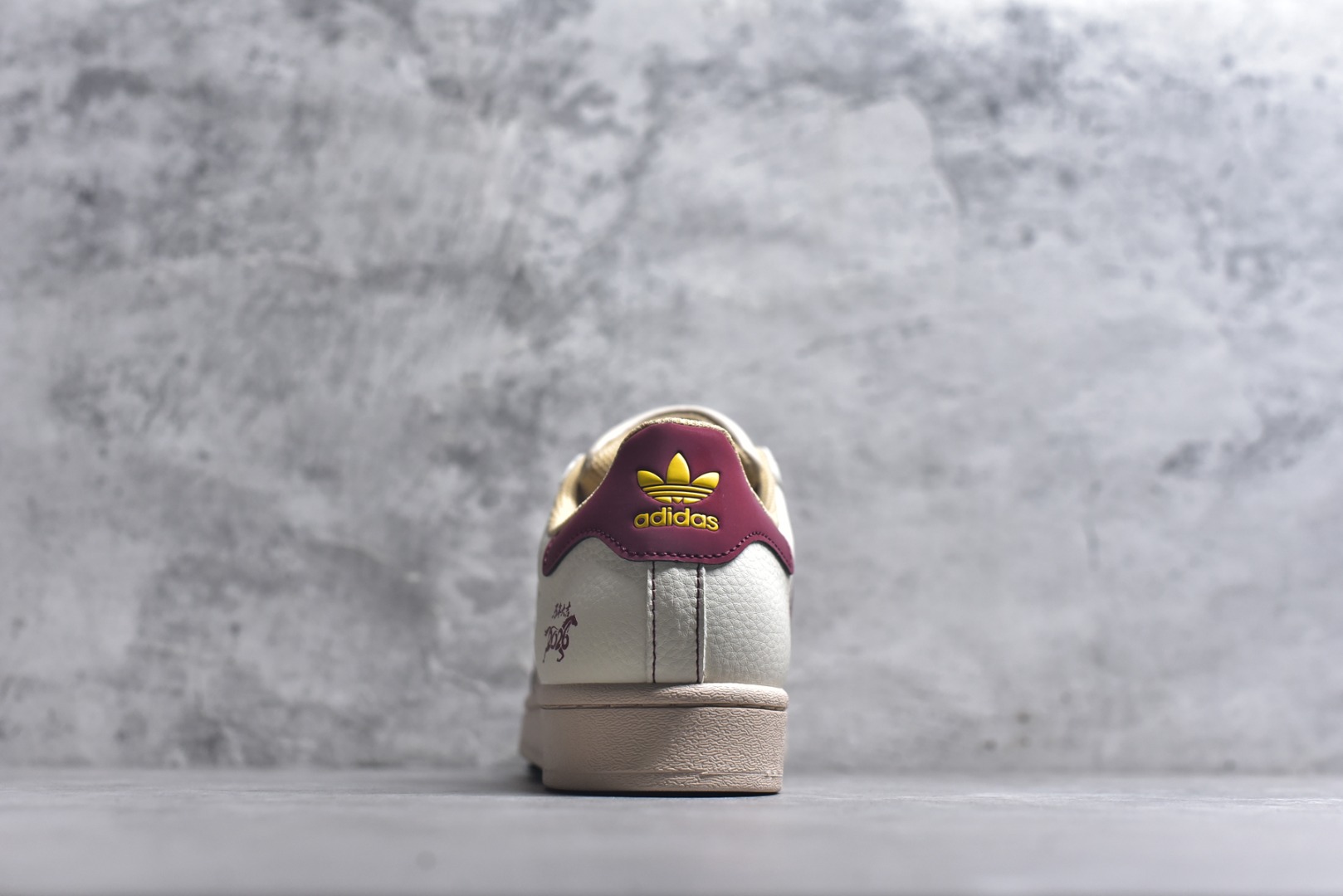 图片[5]-#马年新款海外定制限量发售 Adidas Originals“马年联名限定-白红经典”保留标志性贝壳头，鞋头印着萌趣红马标识，后跟点缀烫金2026+ 奔马图案，酒红撞色呼应新年氛围，把 “红金踏福、马到功成” 的祝福融入复古鞋型，酒红 + 浅棕渐变条纹打破单调，复古鞋型融合温柔质感，既是街头潮鞋也是新年氛围感利器。 货号：LX0917 尺码：36 36.5 37.5 38 38.5 39 40 40.5 41 42 42.5 43 44 44.5 45-选品中心