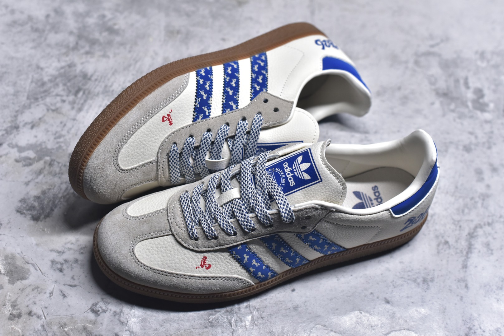 图片[7]-#马年新款海外定制限量发售 Adidas Originals SAMBA OG“马年联名限定-蓝白条纹”蓝白条纹暗藏奔马暗纹，鞋侧 “2026” 标识 + 鞋头迷你奔马印花，米白荔枝纹皮革搭配雾霾蓝翻毛皮，藏蓝条纹点缀鞋身，既是街头复古单品，也是新年氛围感利器。 货号：JJ2614 尺码：36 36.5 37.5 38 38.5 39 40 40.5 41 42 42.5 43 44 44.5 45-选品中心