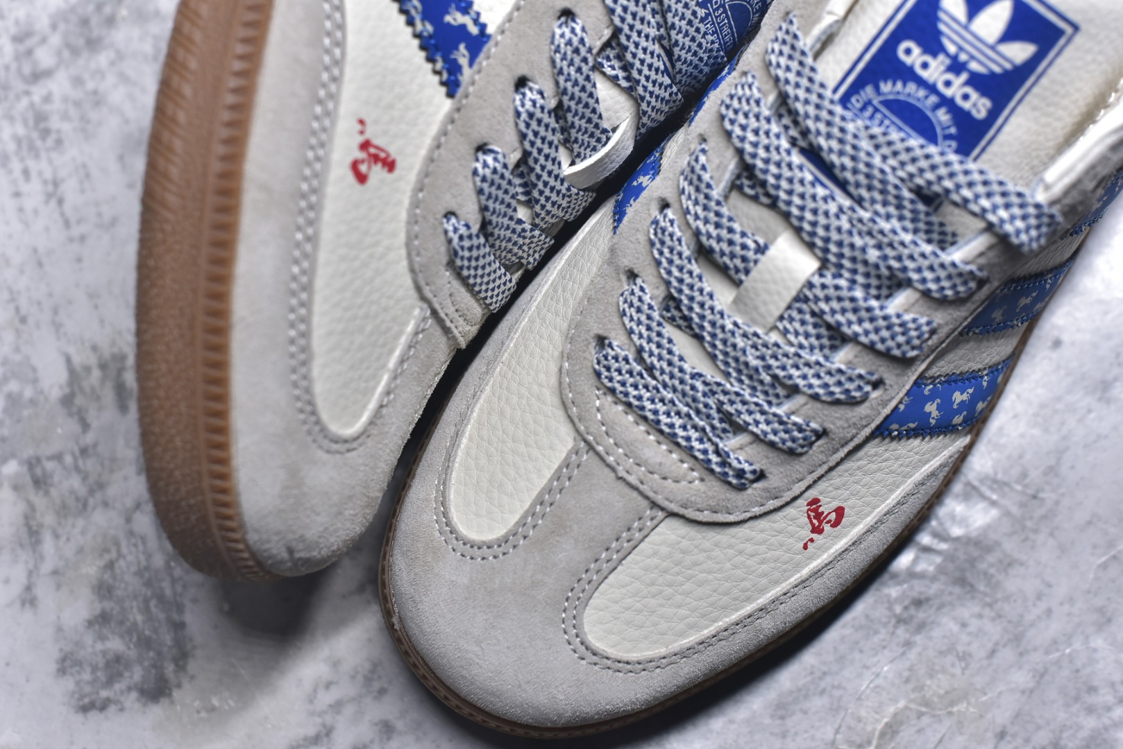 图片[8]-#马年新款海外定制限量发售 Adidas Originals SAMBA OG“马年联名限定-蓝白条纹”蓝白条纹暗藏奔马暗纹，鞋侧 “2026” 标识 + 鞋头迷你奔马印花，米白荔枝纹皮革搭配雾霾蓝翻毛皮，藏蓝条纹点缀鞋身，既是街头复古单品，也是新年氛围感利器。 货号：JJ2614 尺码：36 36.5 37.5 38 38.5 39 40 40.5 41 42 42.5 43 44 44.5 45-选品中心