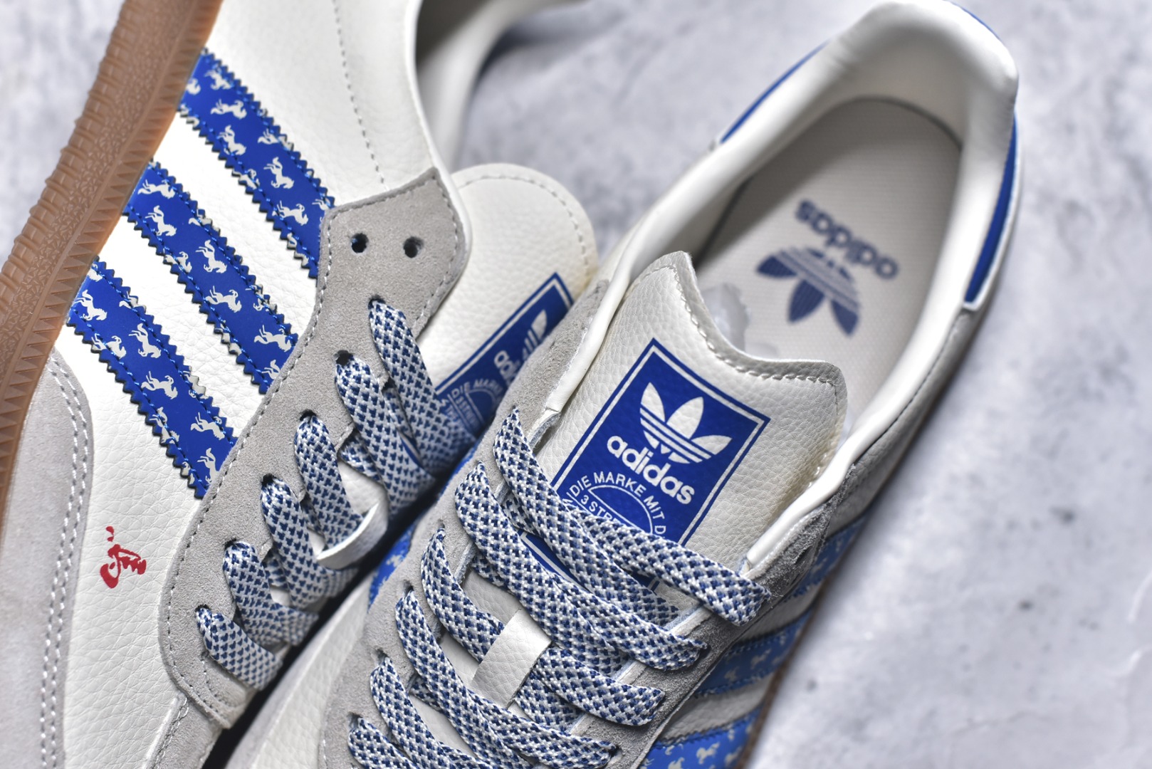 图片[9]-#马年新款海外定制限量发售 Adidas Originals SAMBA OG“马年联名限定-蓝白条纹”蓝白条纹暗藏奔马暗纹，鞋侧 “2026” 标识 + 鞋头迷你奔马印花，米白荔枝纹皮革搭配雾霾蓝翻毛皮，藏蓝条纹点缀鞋身，既是街头复古单品，也是新年氛围感利器。 货号：JJ2614 尺码：36 36.5 37.5 38 38.5 39 40 40.5 41 42 42.5 43 44 44.5 45-选品中心