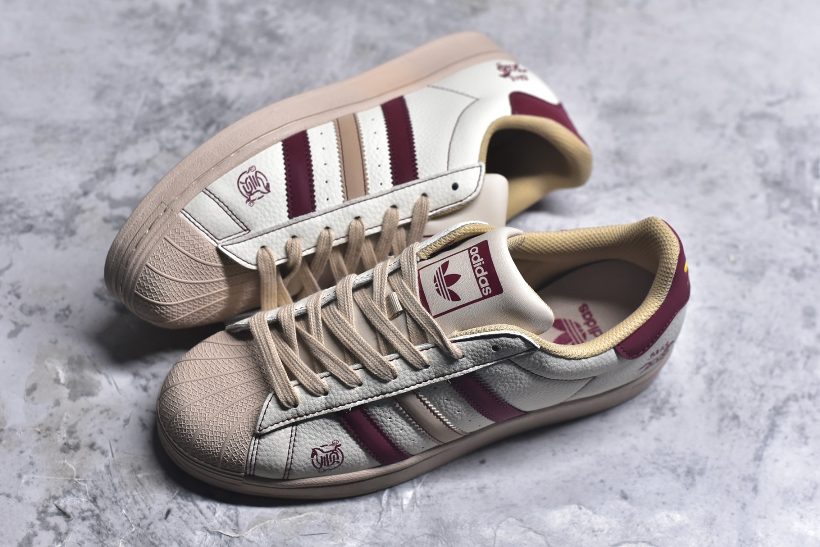 图片[7]-#马年新款海外定制限量发售 Adidas Originals“马年联名限定-白红经典”保留标志性贝壳头，鞋头印着萌趣红马标识，后跟点缀烫金2026+ 奔马图案，酒红撞色呼应新年氛围，把 “红金踏福、马到功成” 的祝福融入复古鞋型，酒红 + 浅棕渐变条纹打破单调，复古鞋型融合温柔质感，既是街头潮鞋也是新年氛围感利器。 货号：LX0917 尺码：36 36.5 37.5 38 38.5 39 40 40.5 41 42 42.5 43 44 44.5 45-选品中心