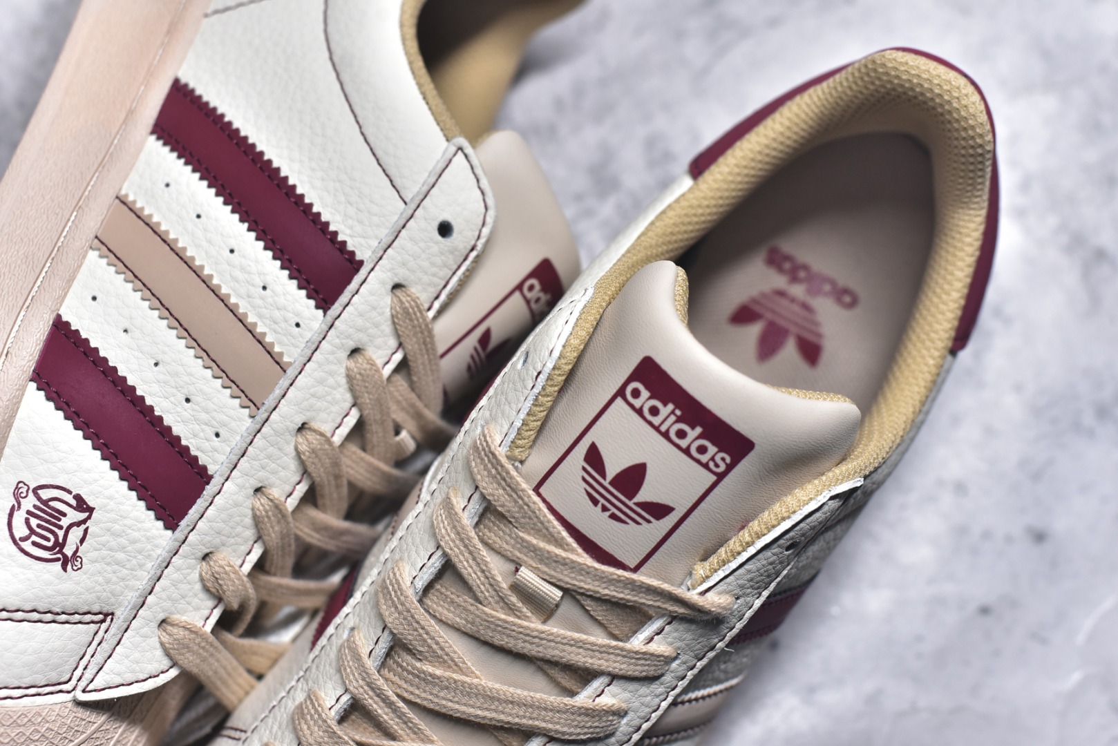 图片[9]-#马年新款海外定制限量发售 Adidas Originals“马年联名限定-白红经典”保留标志性贝壳头，鞋头印着萌趣红马标识，后跟点缀烫金2026+ 奔马图案，酒红撞色呼应新年氛围，把 “红金踏福、马到功成” 的祝福融入复古鞋型，酒红 + 浅棕渐变条纹打破单调，复古鞋型融合温柔质感，既是街头潮鞋也是新年氛围感利器。 货号：LX0917 尺码：36 36.5 37.5 38 38.5 39 40 40.5 41 42 42.5 43 44 44.5 45-选品中心