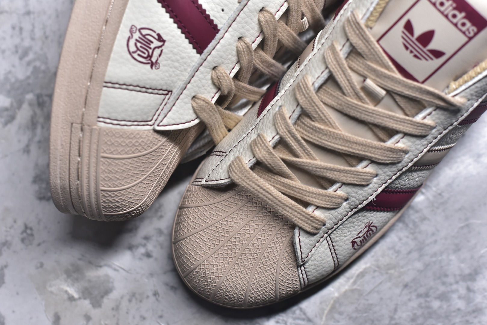 图片[8]-#马年新款海外定制限量发售 Adidas Originals“马年联名限定-白红经典”保留标志性贝壳头，鞋头印着萌趣红马标识，后跟点缀烫金2026+ 奔马图案，酒红撞色呼应新年氛围，把 “红金踏福、马到功成” 的祝福融入复古鞋型，酒红 + 浅棕渐变条纹打破单调，复古鞋型融合温柔质感，既是街头潮鞋也是新年氛围感利器。 货号：LX0917 尺码：36 36.5 37.5 38 38.5 39 40 40.5 41 42 42.5 43 44 44.5 45-选品中心