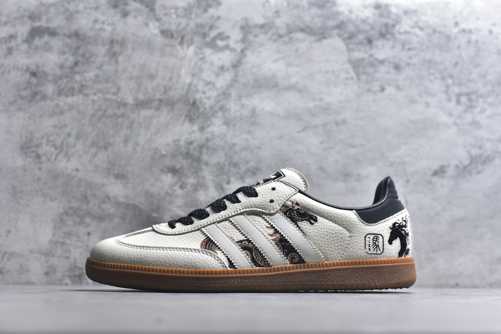 #马年新款海外定制限量发售 Adidas Originals SAMBA OG“马年联名限定-墨韵奔马”鞋身满印墨韵奔马纹样，搭配传统卷草纹点缀，鞋侧 “马” 字印章细节拉满，把东方美学穿在脚上，米白帆布鞋面透气亲肤，黑色皮革加固鞋尾提升支撑性，生胶大底柔韧防滑，既是街头复古单品，也是新年氛围感利器。 货号：JJ2616 尺码：36 36.5 37.5 38 38.5 39 40 40.5 41 42 42.5 43 44 44.5 45-选品中心