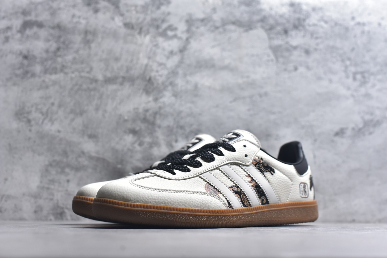图片[2]-#马年新款海外定制限量发售 Adidas Originals SAMBA OG“马年联名限定-墨韵奔马”鞋身满印墨韵奔马纹样，搭配传统卷草纹点缀，鞋侧 “马” 字印章细节拉满，把东方美学穿在脚上，米白帆布鞋面透气亲肤，黑色皮革加固鞋尾提升支撑性，生胶大底柔韧防滑，既是街头复古单品，也是新年氛围感利器。 货号：JJ2616 尺码：36 36.5 37.5 38 38.5 39 40 40.5 41 42 42.5 43 44 44.5 45-选品中心