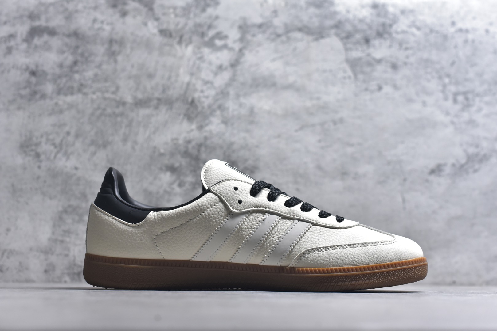 图片[3]-#马年新款海外定制限量发售 Adidas Originals SAMBA OG“马年联名限定-墨韵奔马”鞋身满印墨韵奔马纹样，搭配传统卷草纹点缀，鞋侧 “马” 字印章细节拉满，把东方美学穿在脚上，米白帆布鞋面透气亲肤，黑色皮革加固鞋尾提升支撑性，生胶大底柔韧防滑，既是街头复古单品，也是新年氛围感利器。 货号：JJ2616 尺码：36 36.5 37.5 38 38.5 39 40 40.5 41 42 42.5 43 44 44.5 45-选品中心